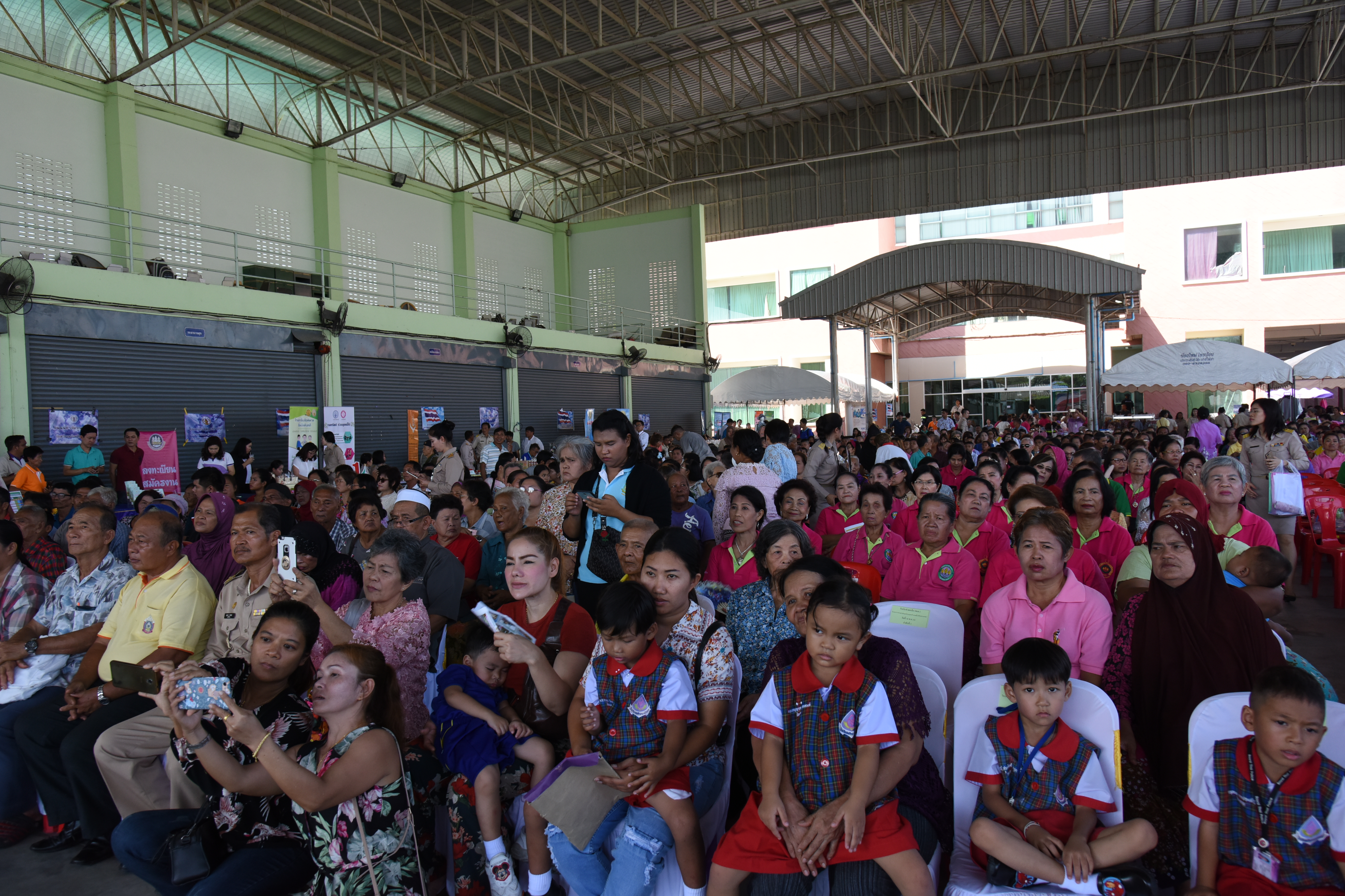 สพจ.นนทบุรี..ออกหน่วยให้บริการ “จังหวัดเคลื่อนที่”