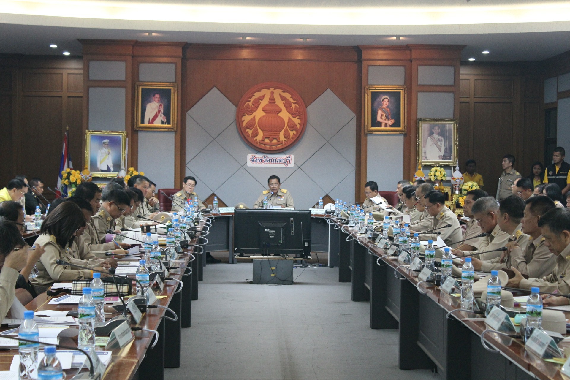 ประชุมคณะกรมการจังหวัด หัวหน้าหน่วยงาน ฯลฯ จังหวัดนนทบุรี ครั้งที่ 7/2561 พิธีการก่อนวาระการประชุม ท่านประธานมอบเกียรติบัตรแก่ผู้นำหมู่บ้านเศรษฐกิจพอเพียง “อยู่เย็น เป็นสุข” และกิจกรรมพัฒนาชุมชนดีเด่น ระดับจังหวัด ประจำปี 2561