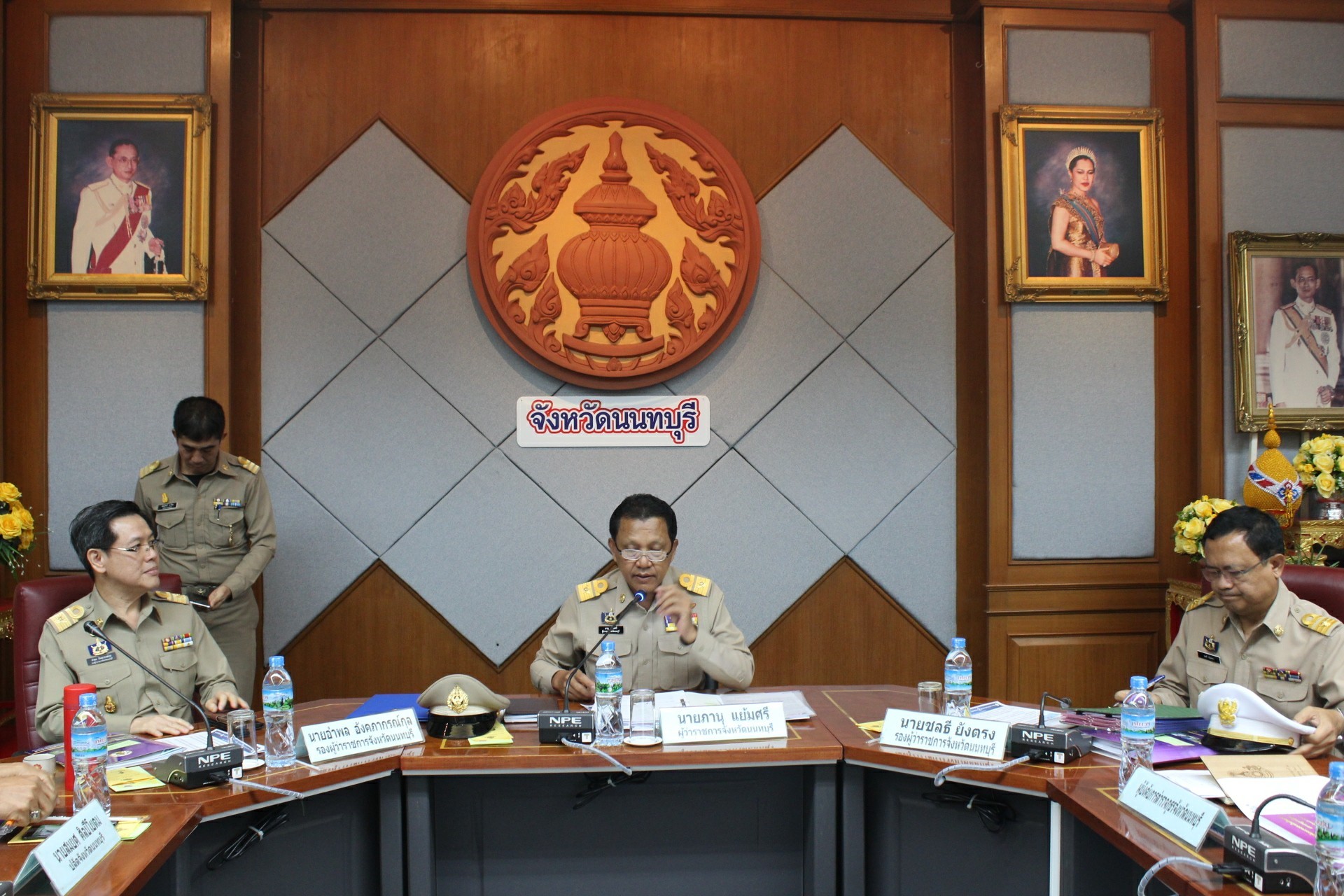 ประชุมคณะกรมการจังหวัด หัวหน้าหน่วยงาน ฯลฯ จังหวัดนนทบุรี ครั้งที่ 7/2561 พิธีการก่อนวาระการประชุม ท่านประธานมอบเกียรติบัตรแก่ผู้นำหมู่บ้านเศรษฐกิจพอเพียง “อยู่เย็น เป็นสุข” และกิจกรรมพัฒนาชุมชนดีเด่น ระดับจังหวัด ประจำปี 2561