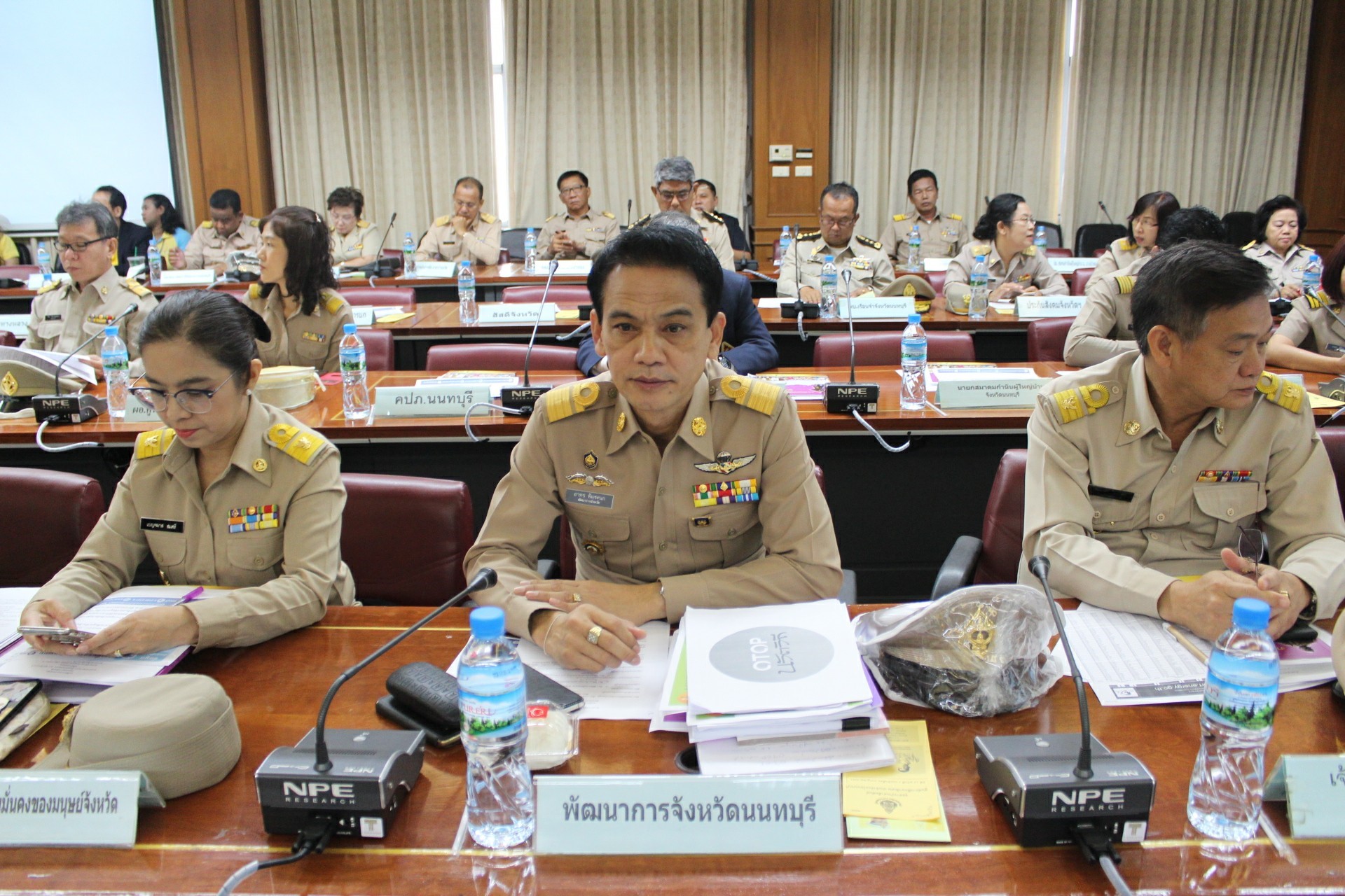 ประชุมคณะกรมการจังหวัด หัวหน้าหน่วยงาน ฯลฯ จังหวัดนนทบุรี ครั้งที่ 7/2561 พิธีการก่อนวาระการประชุม ท่านประธานมอบเกียรติบัตรแก่ผู้นำหมู่บ้านเศรษฐกิจพอเพียง “อยู่เย็น เป็นสุข” และกิจกรรมพัฒนาชุมชนดีเด่น ระดับจังหวัด ประจำปี 2561