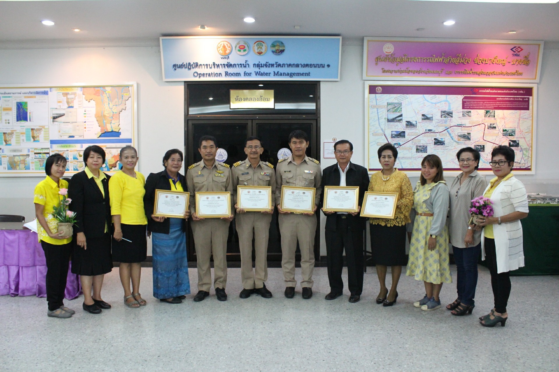 ประชุมคณะกรมการจังหวัด หัวหน้าหน่วยงาน ฯลฯ จังหวัดนนทบุรี ครั้งที่ 7/2561 พิธีการก่อนวาระการประชุม ท่านประธานมอบเกียรติบัตรแก่ผู้นำหมู่บ้านเศรษฐกิจพอเพียง “อยู่เย็น เป็นสุข” และกิจกรรมพัฒนาชุมชนดีเด่น ระดับจังหวัด ประจำปี 2561