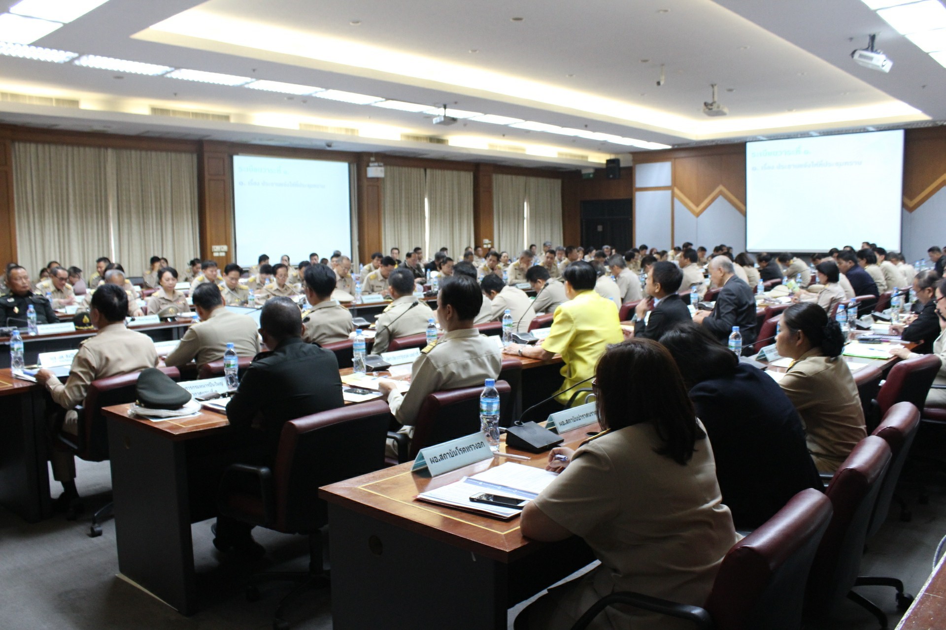 ประชุมคณะกรมการจังหวัด หัวหน้าหน่วยงาน ฯลฯ จังหวัดนนทบุรี ครั้งที่ 7/2561 พิธีการก่อนวาระการประชุม ท่านประธานมอบเกียรติบัตรแก่ผู้นำหมู่บ้านเศรษฐกิจพอเพียง “อยู่เย็น เป็นสุข” และกิจกรรมพัฒนาชุมชนดีเด่น ระดับจังหวัด ประจำปี 2561