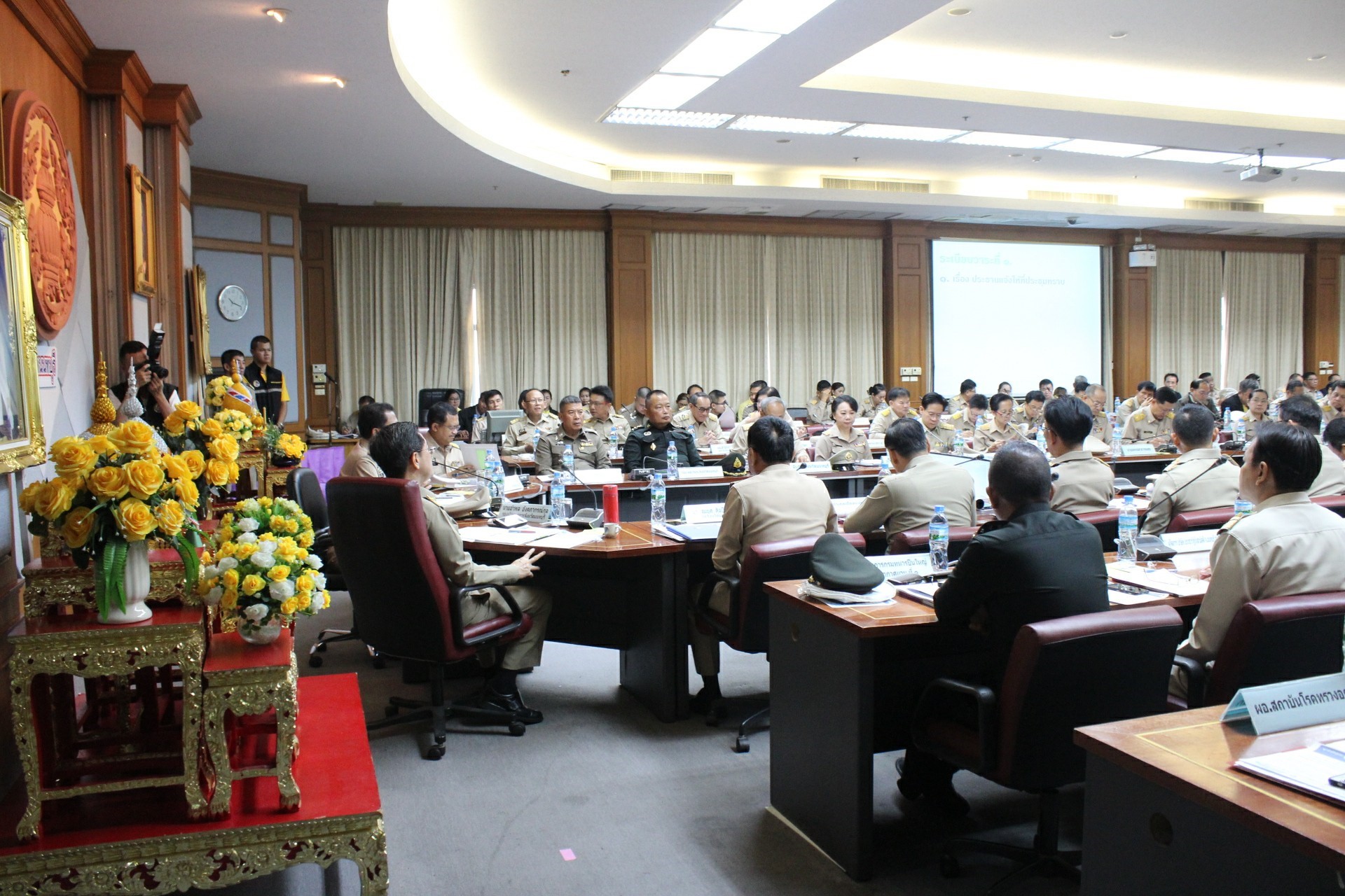 ประชุมคณะกรมการจังหวัด หัวหน้าหน่วยงาน ฯลฯ จังหวัดนนทบุรี ครั้งที่ 7/2561 พิธีการก่อนวาระการประชุม ท่านประธานมอบเกียรติบัตรแก่ผู้นำหมู่บ้านเศรษฐกิจพอเพียง “อยู่เย็น เป็นสุข” และกิจกรรมพัฒนาชุมชนดีเด่น ระดับจังหวัด ประจำปี 2561