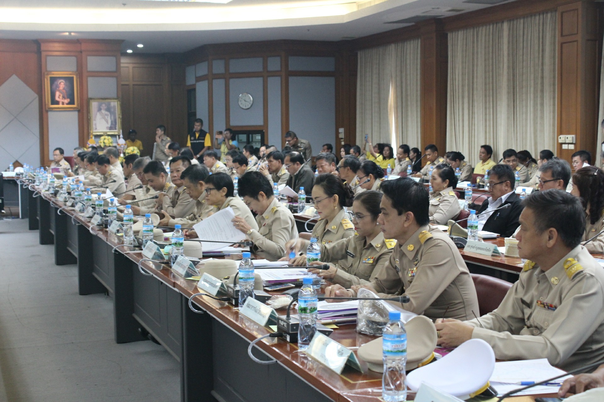 ประชุมคณะกรมการจังหวัด หัวหน้าหน่วยงาน ฯลฯ จังหวัดนนทบุรี ครั้งที่ 7/2561 พิธีการก่อนวาระการประชุม ท่านประธานมอบเกียรติบัตรแก่ผู้นำหมู่บ้านเศรษฐกิจพอเพียง “อยู่เย็น เป็นสุข” และกิจกรรมพัฒนาชุมชนดีเด่น ระดับจังหวัด ประจำปี 2561