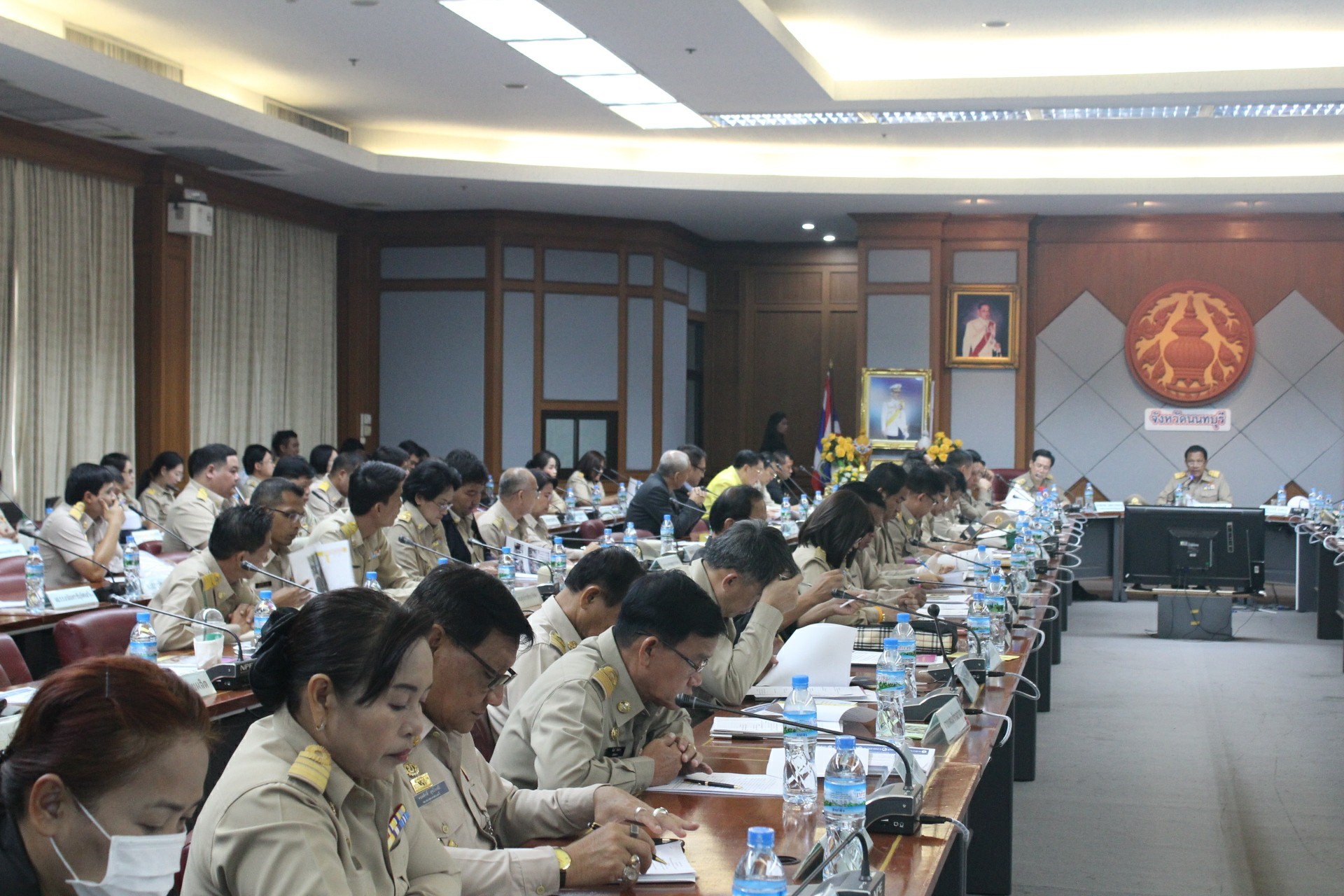 ประชุมคณะกรมการจังหวัด หัวหน้าหน่วยงาน ฯลฯ จังหวัดนนทบุรี ครั้งที่ 7/2561 พิธีการก่อนวาระการประชุม ท่านประธานมอบเกียรติบัตรแก่ผู้นำหมู่บ้านเศรษฐกิจพอเพียง “อยู่เย็น เป็นสุข” และกิจกรรมพัฒนาชุมชนดีเด่น ระดับจังหวัด ประจำปี 2561