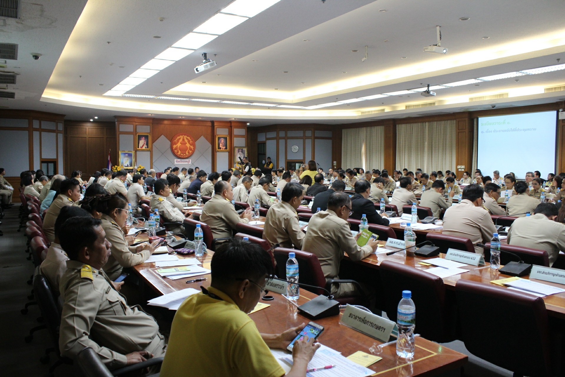 ประชุมคณะกรมการจังหวัด หัวหน้าหน่วยงาน ฯลฯ จังหวัดนนทบุรี ครั้งที่ 7/2561 พิธีการก่อนวาระการประชุม ท่านประธานมอบเกียรติบัตรแก่ผู้นำหมู่บ้านเศรษฐกิจพอเพียง “อยู่เย็น เป็นสุข” และกิจกรรมพัฒนาชุมชนดีเด่น ระดับจังหวัด ประจำปี 2561