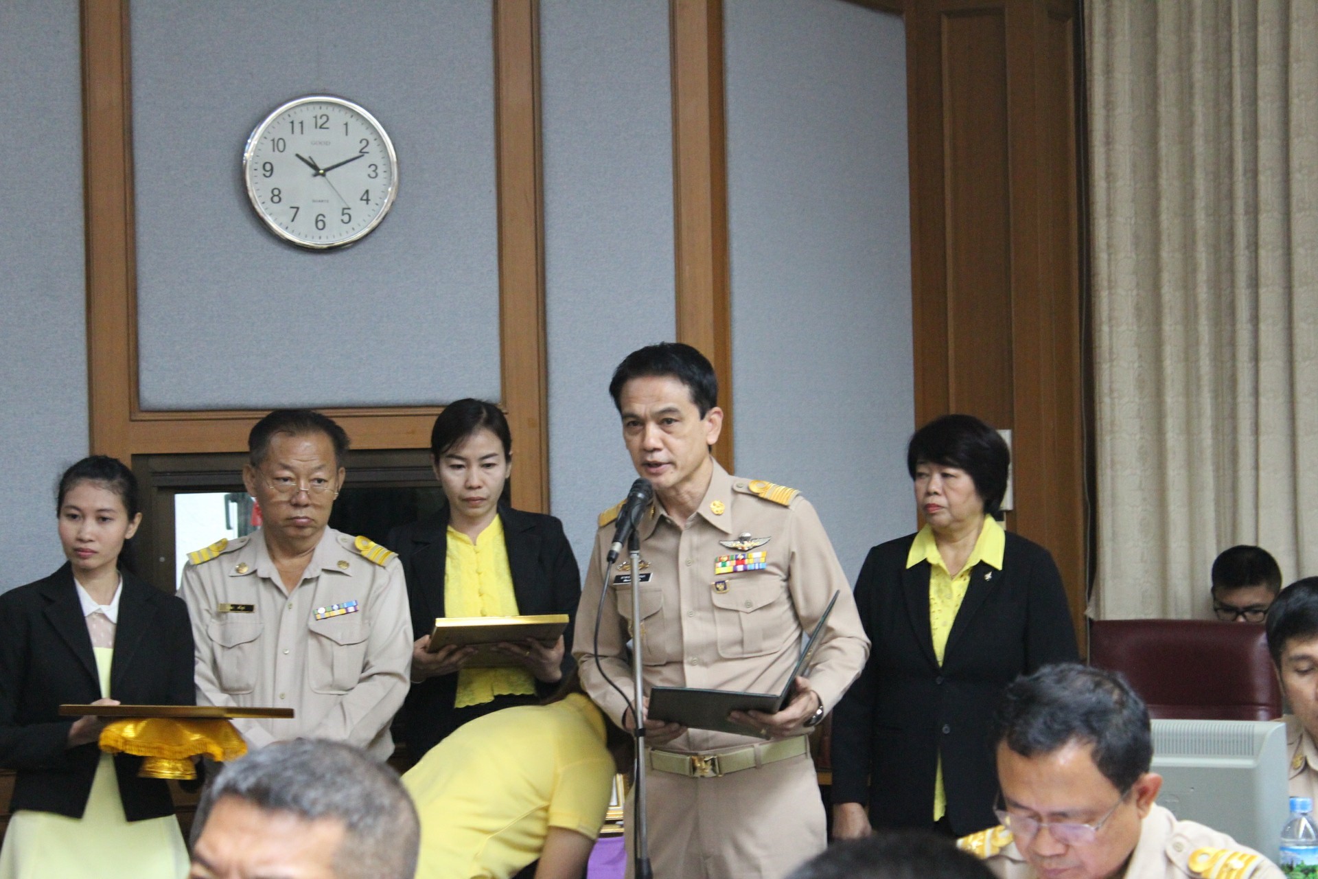 ประชุมคณะกรมการจังหวัด หัวหน้าหน่วยงาน ฯลฯ จังหวัดนนทบุรี ครั้งที่ 7/2561 พิธีการก่อนวาระการประชุม ท่านประธานมอบเกียรติบัตรแก่ผู้นำหมู่บ้านเศรษฐกิจพอเพียง “อยู่เย็น เป็นสุข” และกิจกรรมพัฒนาชุมชนดีเด่น ระดับจังหวัด ประจำปี 2561