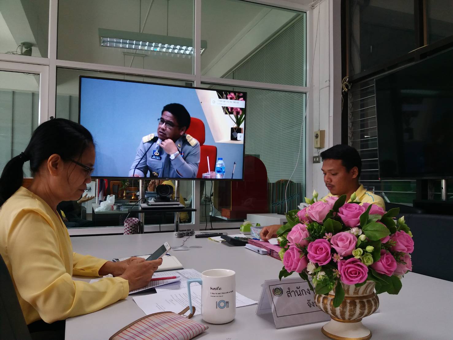 นายอาทร พิมชะนก พัฒนาการจังหวัดนนทบุรี พร้อมด้วยหัวหน้าฝ่ายอำนวยการและเจ้าหน้าที่ฝ่าย ร่วมประชุมระบบประชุมทางไกลผ่านอินเตอร์เน็ต Conference