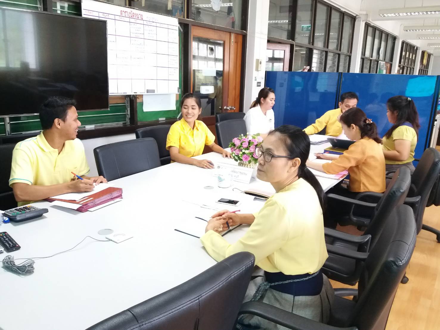 นายอาทร พิมชะนก พัฒนาการจังหวัดนนทบุรี พร้อมด้วยหัวหน้าฝ่ายอำนวยการและเจ้าหน้าที่ฝ่าย ร่วมประชุมระบบประชุมทางไกลผ่านอินเตอร์เน็ต Conference