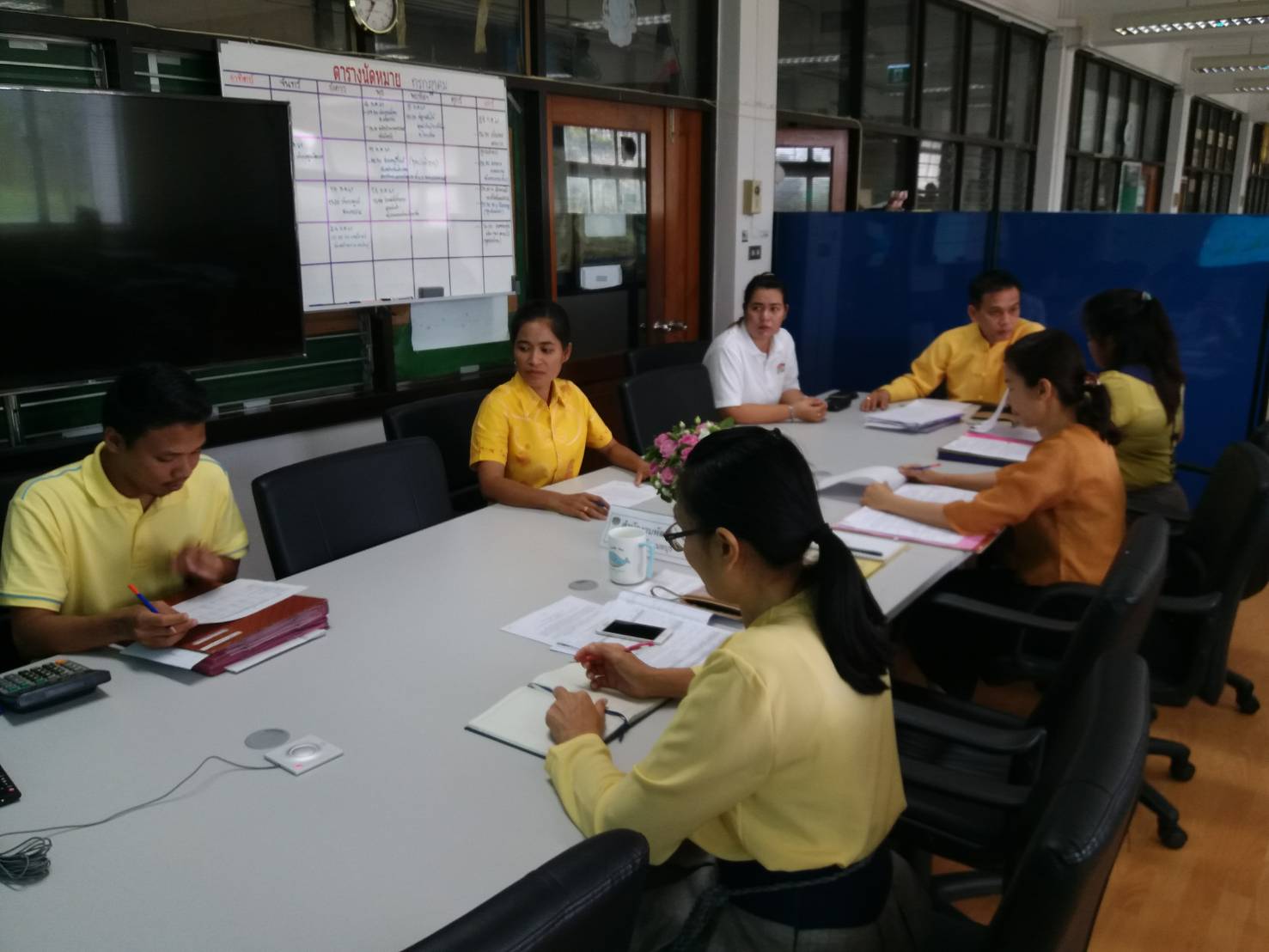 นายอาทร พิมชะนก พัฒนาการจังหวัดนนทบุรี พร้อมด้วยหัวหน้าฝ่ายอำนวยการและเจ้าหน้าที่ฝ่าย ร่วมประชุมระบบประชุมทางไกลผ่านอินเตอร์เน็ต Conference