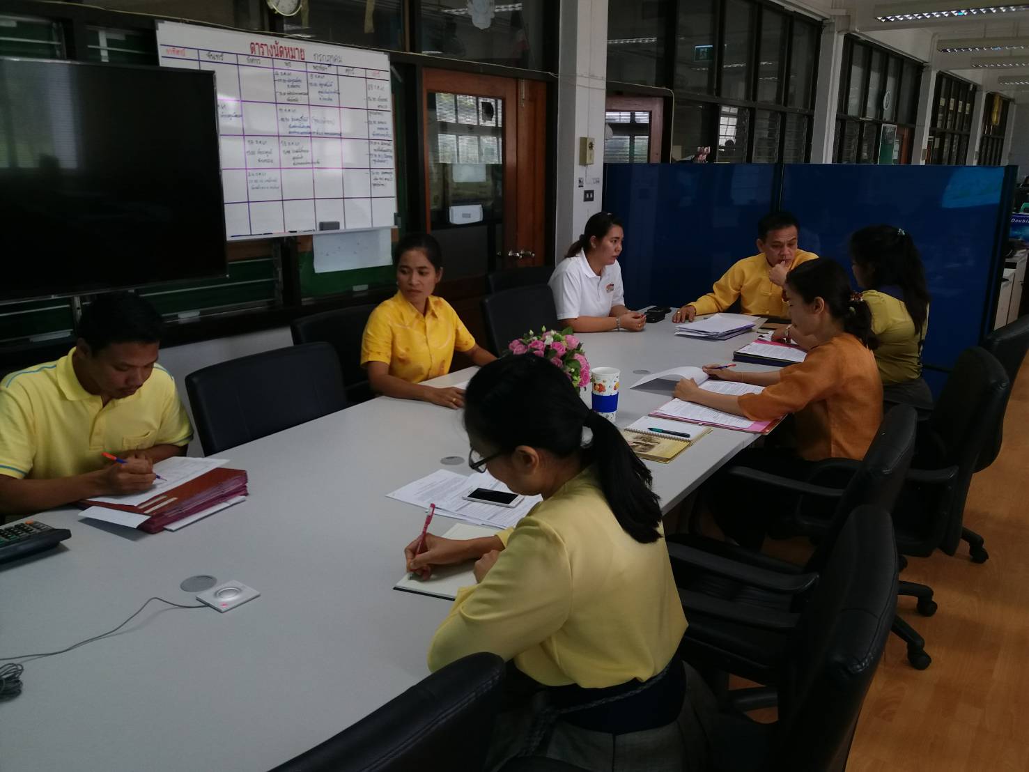 นายอาทร พิมชะนก พัฒนาการจังหวัดนนทบุรี พร้อมด้วยหัวหน้าฝ่ายอำนวยการและเจ้าหน้าที่ฝ่าย ร่วมประชุมระบบประชุมทางไกลผ่านอินเตอร์เน็ต Conference