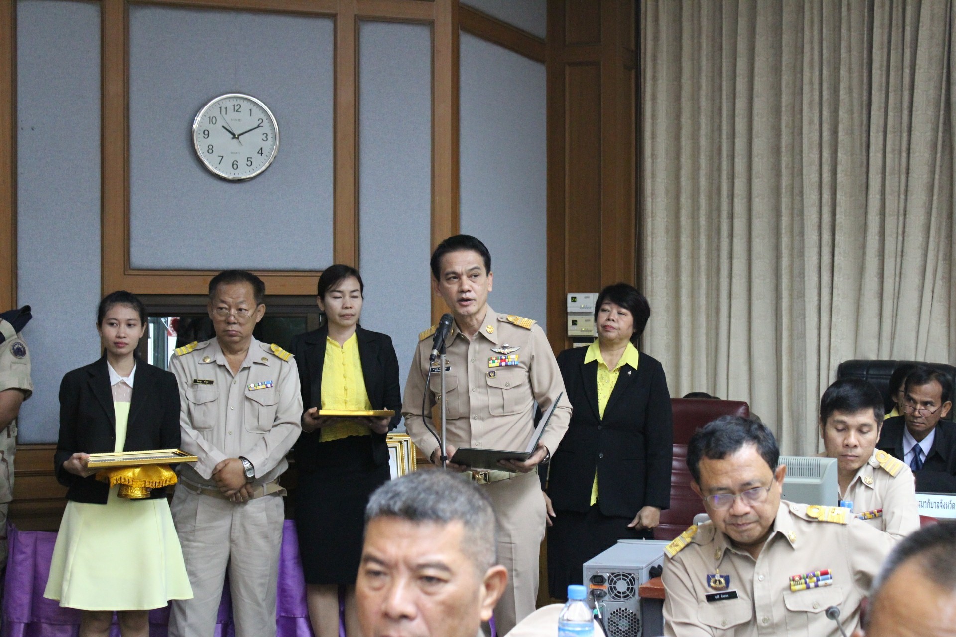 ประชุมคณะกรมการจังหวัด หัวหน้าหน่วยงาน ฯลฯ จังหวัดนนทบุรี ครั้งที่ 7/2561 พิธีการก่อนวาระการประชุม ท่านประธานมอบเกียรติบัตรแก่ผู้นำหมู่บ้านเศรษฐกิจพอเพียง “อยู่เย็น เป็นสุข” และกิจกรรมพัฒนาชุมชนดีเด่น ระดับจังหวัด ประจำปี 2561