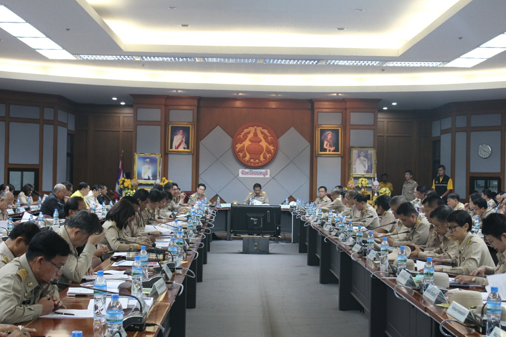 ประชุมคณะกรมการจังหวัด หัวหน้าหน่วยงาน ฯลฯ จังหวัดนนทบุรี ครั้งที่ 7/2561 พิธีการก่อนวาระการประชุม ท่านประธานมอบเกียรติบัตรแก่ผู้นำหมู่บ้านเศรษฐกิจพอเพียง “อยู่เย็น เป็นสุข” และกิจกรรมพัฒนาชุมชนดีเด่น ระดับจังหวัด ประจำปี 2561