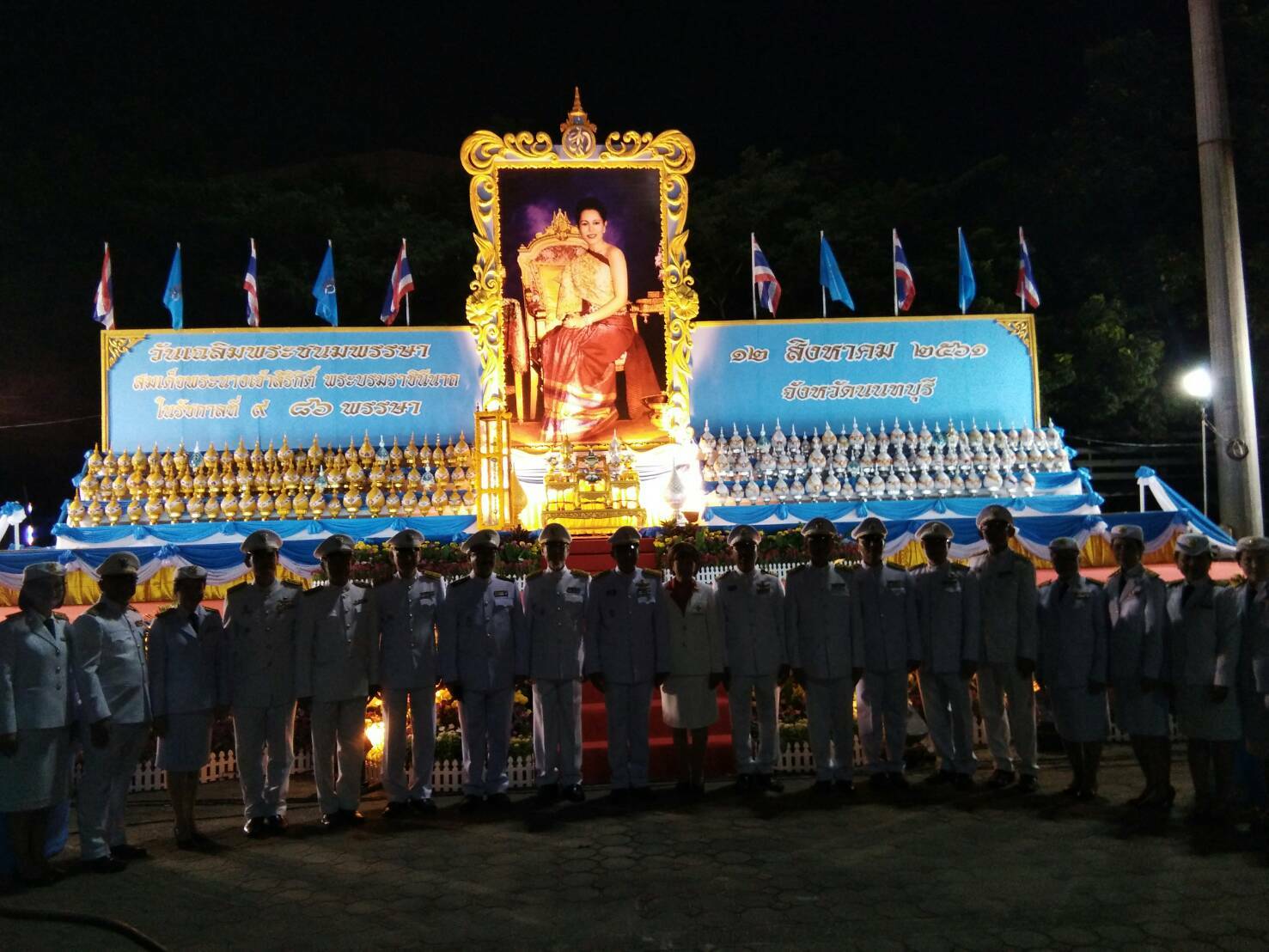 พิธีจุดเทียนถวายพระพรชัยมงคล ท่านประธานถวายเครื่องราชสักการะ(พุ่มทองพุ่มเงิน)