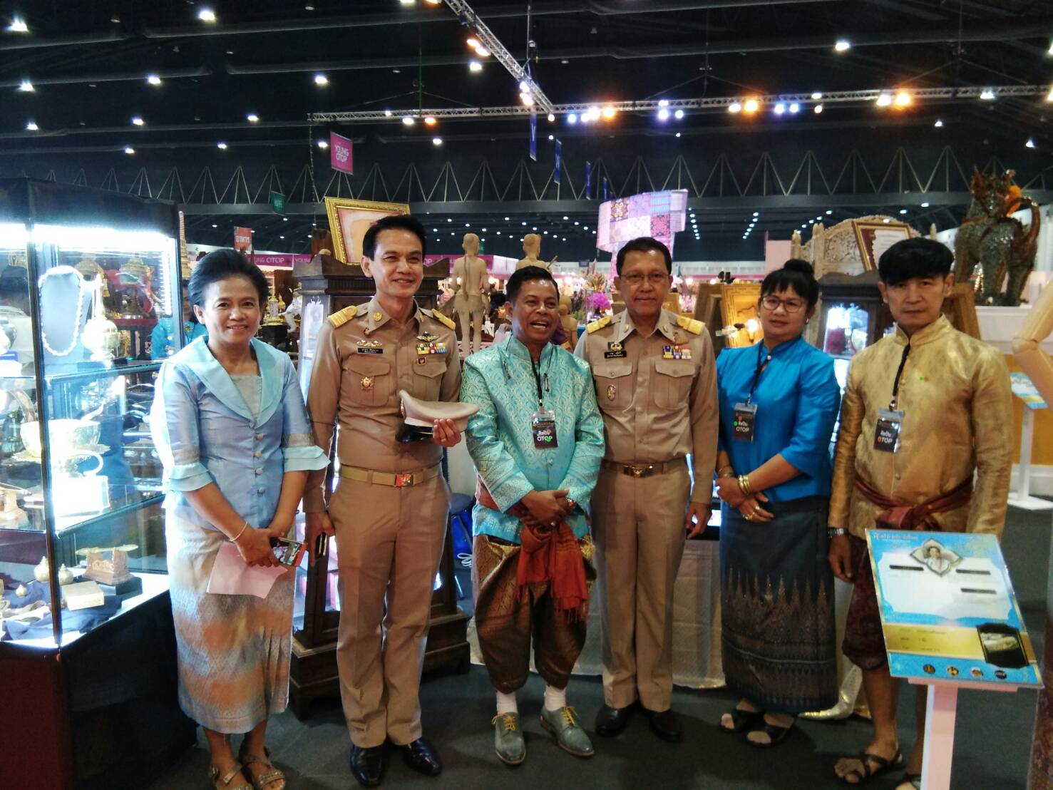 นพิธีเปิดงาน ศิลปาชีพ ประทีปไทย OTOP ก้าวไกลด้วยพระบารมี ปี 2561  ในการนี้ นายภานุ แย้มศรี ผู้ว่าราชการจังหวัดนนทบุรี, นายอาทร พิมชะนก พัฒนาการจังหวัดนนทบุรี