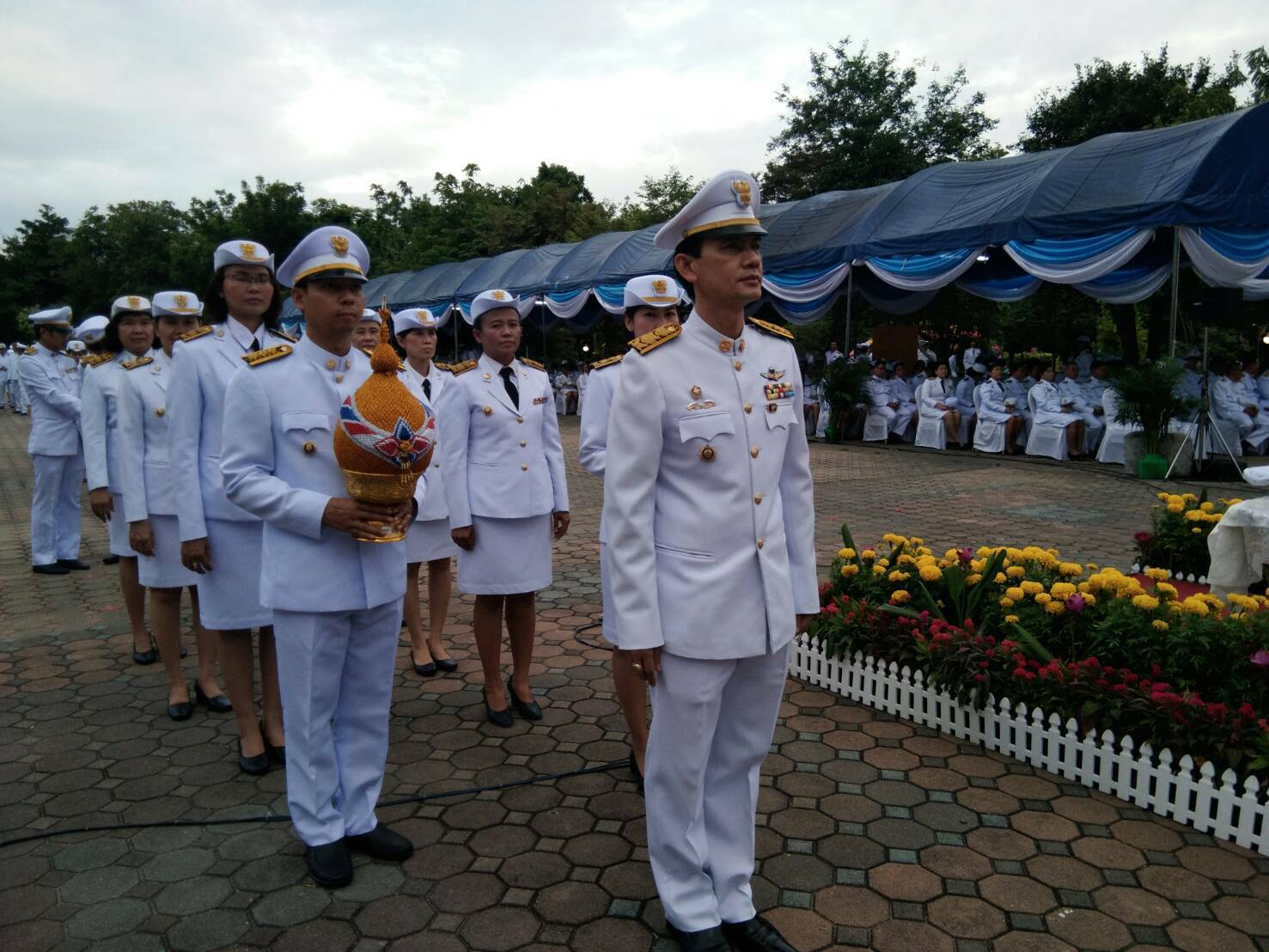 พิธีจุดเทียนถวายพระพรชัยมงคล ท่านประธานถวายเครื่องราชสักการะ(พุ่มทองพุ่มเงิน)