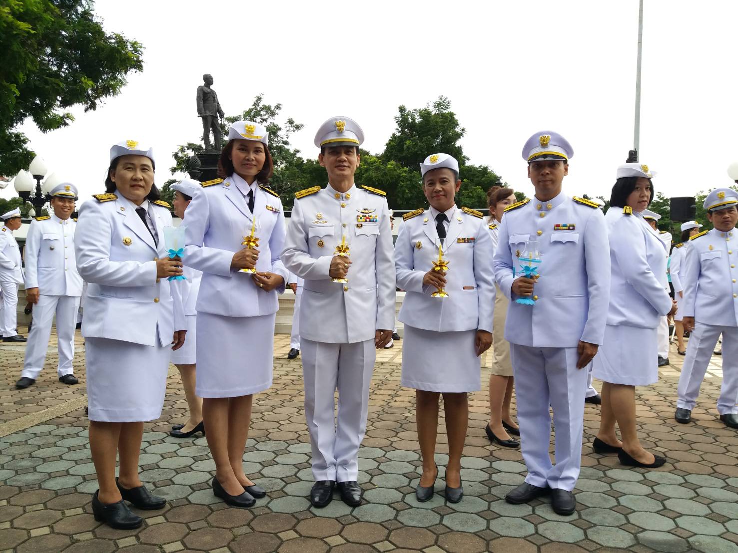 พิธีจุดเทียนถวายพระพรชัยมงคล ท่านประธานถวายเครื่องราชสักการะ(พุ่มทองพุ่มเงิน)