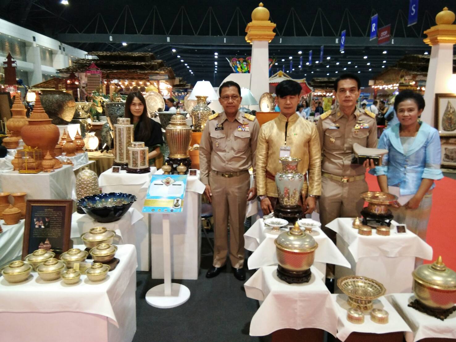 นพิธีเปิดงาน ศิลปาชีพ ประทีปไทย OTOP ก้าวไกลด้วยพระบารมี ปี 2561  ในการนี้ นายภานุ แย้มศรี ผู้ว่าราชการจังหวัดนนทบุรี, นายอาทร พิมชะนก พัฒนาการจังหวัดนนทบุรี