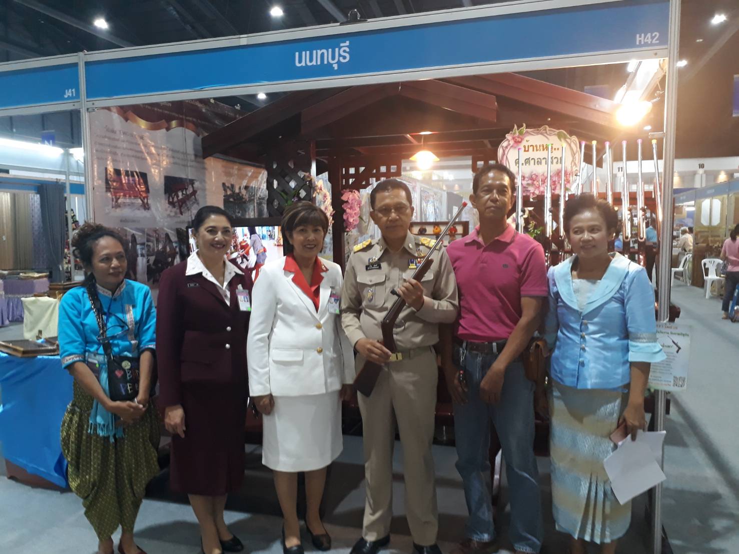 นพิธีเปิดงาน ศิลปาชีพ ประทีปไทย OTOP ก้าวไกลด้วยพระบารมี ปี 2561  ในการนี้ นายภานุ แย้มศรี ผู้ว่าราชการจังหวัดนนทบุรี, นายอาทร พิมชะนก พัฒนาการจังหวัดนนทบุรี