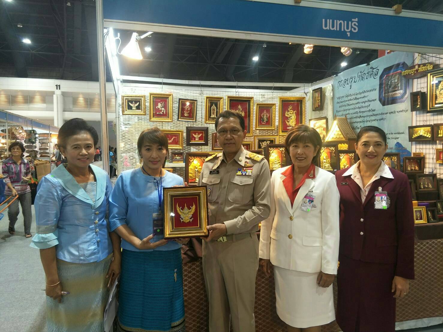 นพิธีเปิดงาน ศิลปาชีพ ประทีปไทย OTOP ก้าวไกลด้วยพระบารมี ปี 2561  ในการนี้ นายภานุ แย้มศรี ผู้ว่าราชการจังหวัดนนทบุรี, นายอาทร พิมชะนก พัฒนาการจังหวัดนนทบุรี