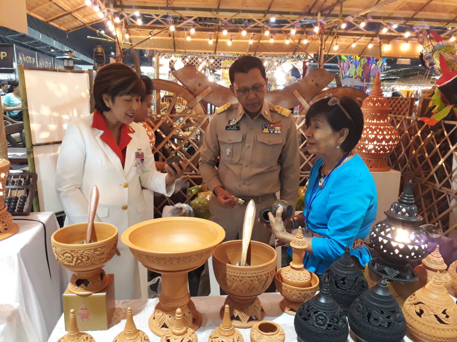 นพิธีเปิดงาน ศิลปาชีพ ประทีปไทย OTOP ก้าวไกลด้วยพระบารมี ปี 2561  ในการนี้ นายภานุ แย้มศรี ผู้ว่าราชการจังหวัดนนทบุรี, นายอาทร พิมชะนก พัฒนาการจังหวัดนนทบุรี