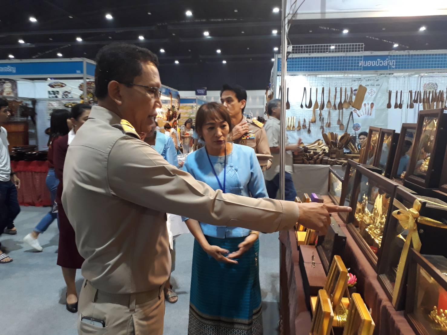 นพิธีเปิดงาน ศิลปาชีพ ประทีปไทย OTOP ก้าวไกลด้วยพระบารมี ปี 2561  ในการนี้ นายภานุ แย้มศรี ผู้ว่าราชการจังหวัดนนทบุรี, นายอาทร พิมชะนก พัฒนาการจังหวัดนนทบุรี