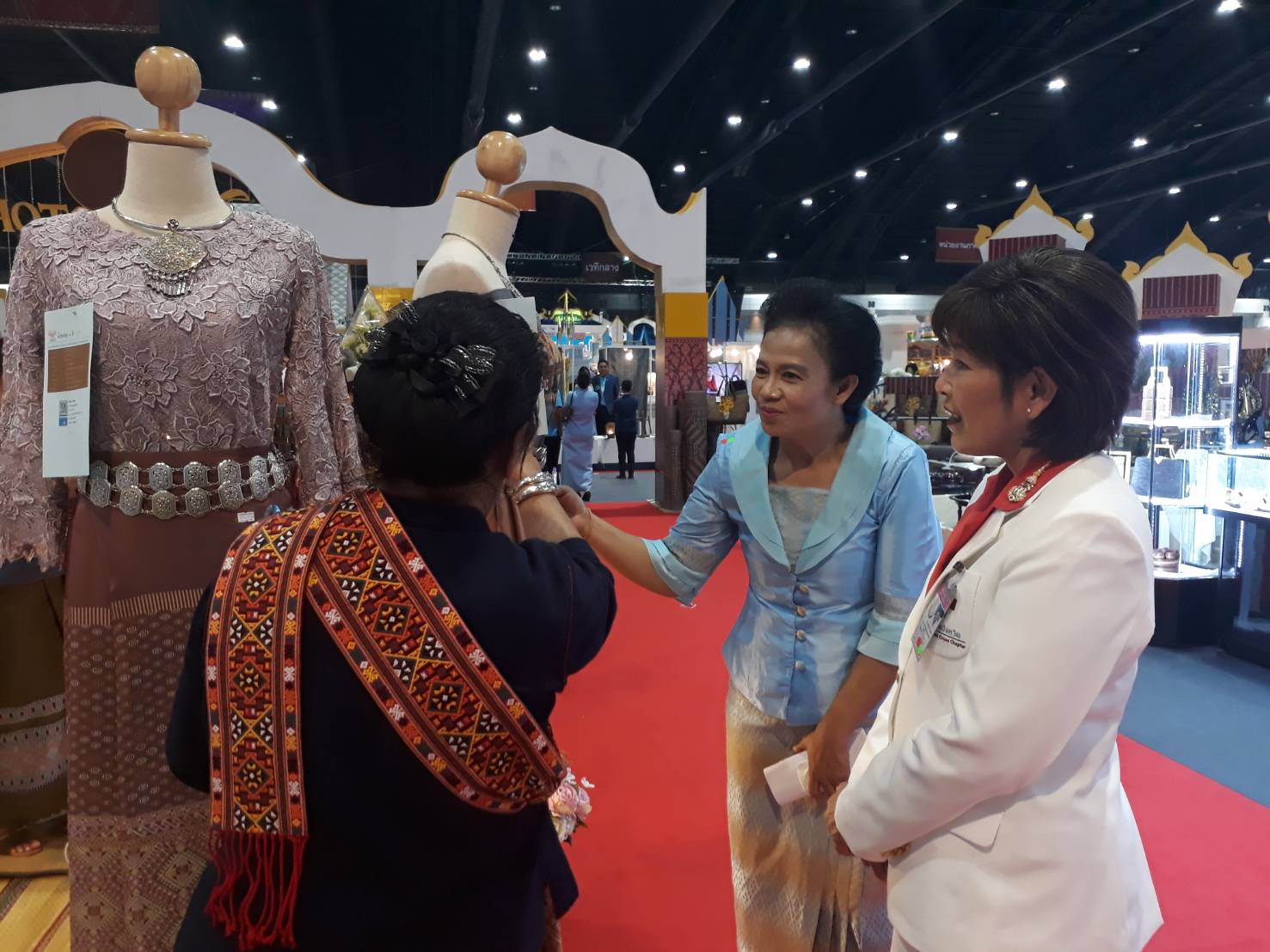 นพิธีเปิดงาน ศิลปาชีพ ประทีปไทย OTOP ก้าวไกลด้วยพระบารมี ปี 2561  ในการนี้ นายภานุ แย้มศรี ผู้ว่าราชการจังหวัดนนทบุรี, นายอาทร พิมชะนก พัฒนาการจังหวัดนนทบุรี