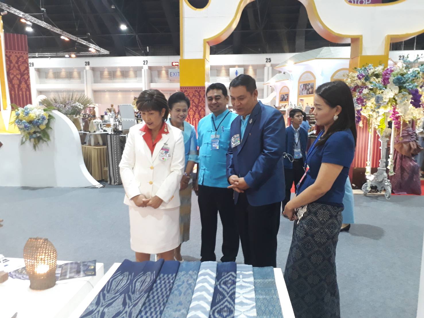 นพิธีเปิดงาน ศิลปาชีพ ประทีปไทย OTOP ก้าวไกลด้วยพระบารมี ปี 2561  ในการนี้ นายภานุ แย้มศรี ผู้ว่าราชการจังหวัดนนทบุรี, นายอาทร พิมชะนก พัฒนาการจังหวัดนนทบุรี