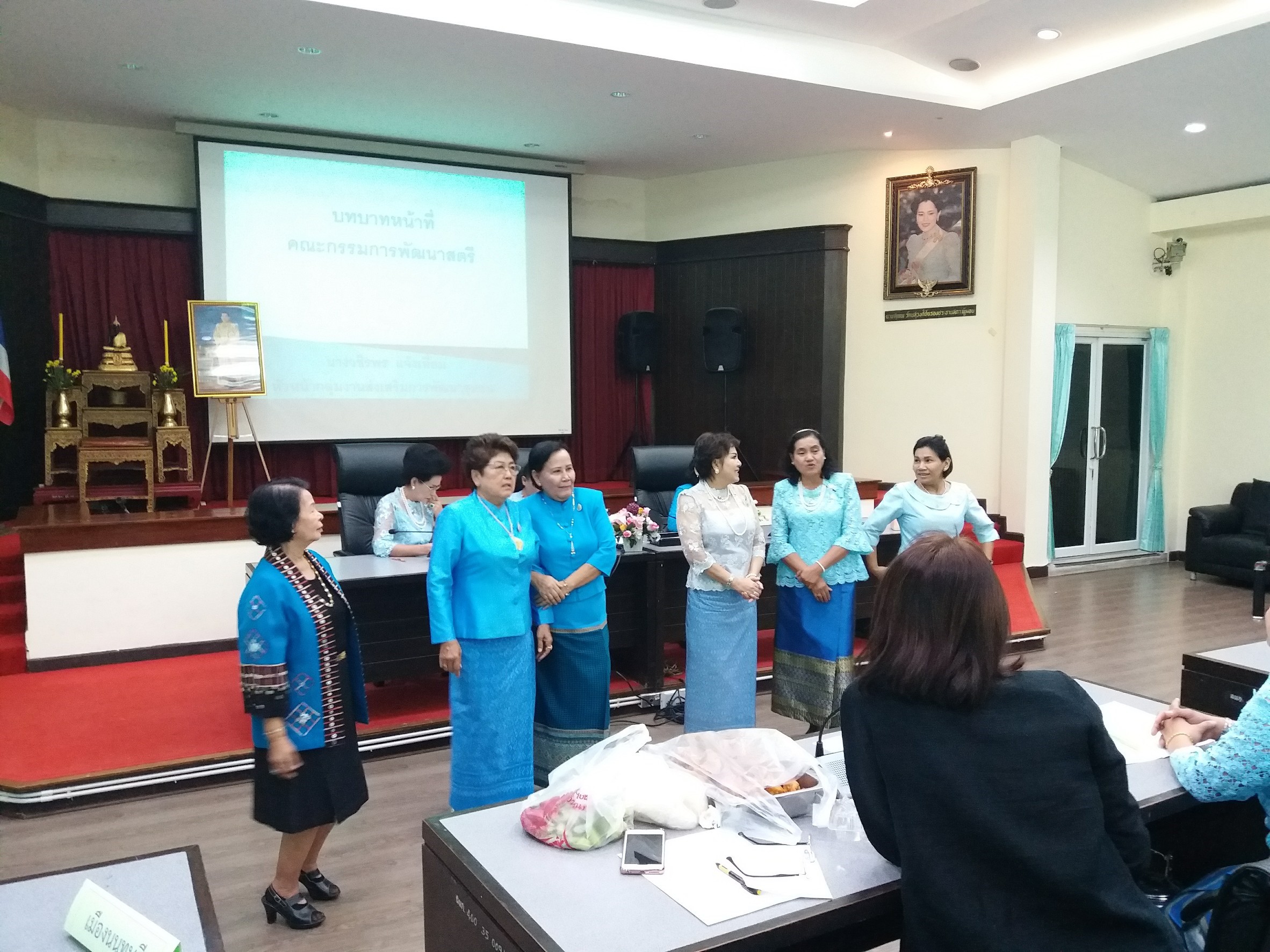 @สพจ.นนทบุรี>วันที่ 17 สิงหาคม 2561 เวลา 09.00 น.นายอาทร พิมชะนก พัฒนาการจังหวัด มอบหมาย ให้ นางวชิรพร แจ้งเอี่ยม หัวหน้ากลุ่มงานส่งเสริมการพัฒนาชุมชน พร้อมด้วยทีมงาน ประชุมคณะกรรมการพัฒนาสตรีจังหวัด (กพสจ.)นนทบุรี