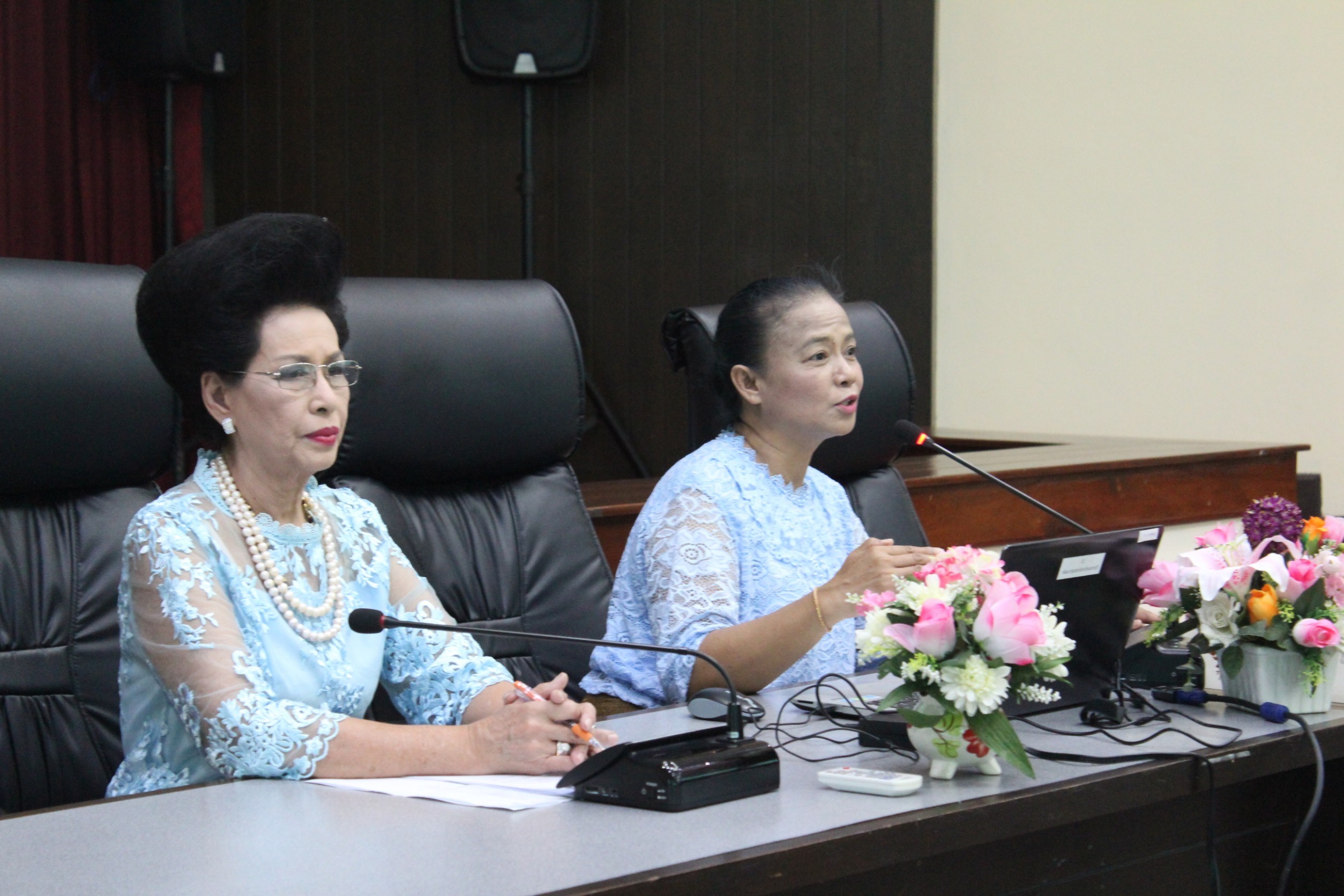 @สพจ.นนทบุรี>วันที่ 17 สิงหาคม 2561 เวลา 09.00 น.นายอาทร พิมชะนก พัฒนาการจังหวัด มอบหมาย ให้ นางวชิรพร แจ้งเอี่ยม หัวหน้ากลุ่มงานส่งเสริมการพัฒนาชุมชน พร้อมด้วยทีมงาน ประชุมคณะกรรมการพัฒนาสตรีจังหวัด (กพสจ.)นนทบุรี