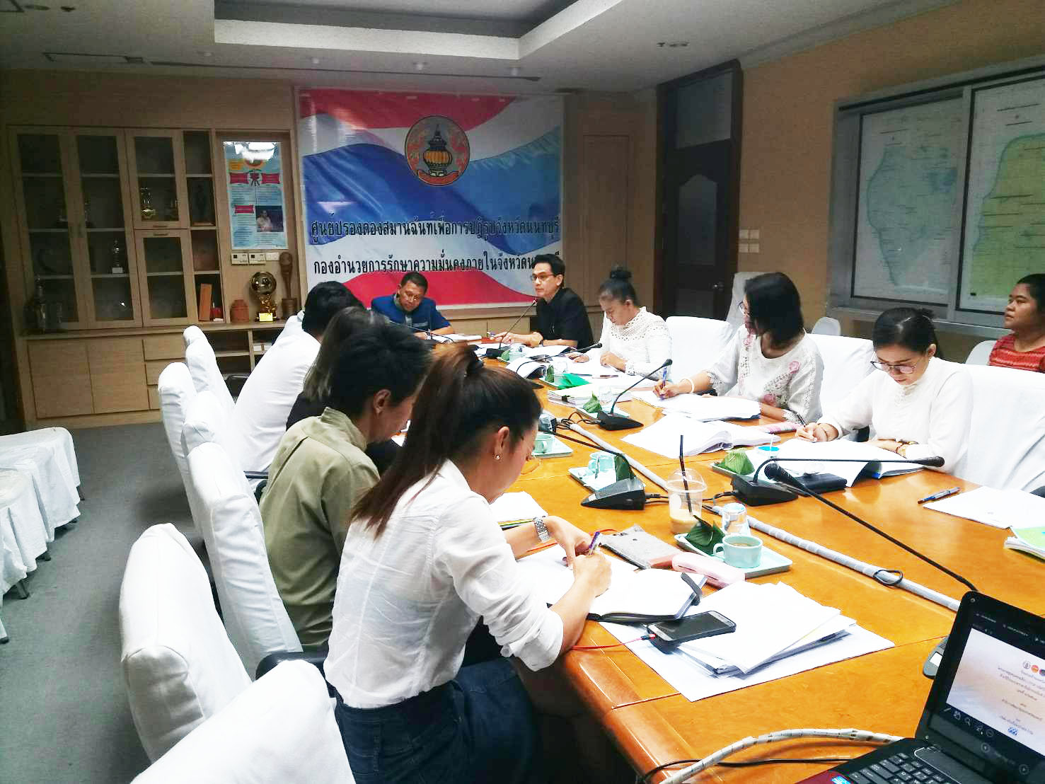 @สพจ.นนทบุรี>วันที่ 28 กันยายน 2561 นายภานุ แย้มศรี ผู้ว่าราชการจังหวัดนนทบุรี เป็นประธานการในประชุม โครงการชุมชนท่องเที่ยว OTOP นวัติวิถี จังหวัดนนทบุรี ด้วยวิธีประกวดราคาอิเล็กทรอนิกส์ (e-bidding)