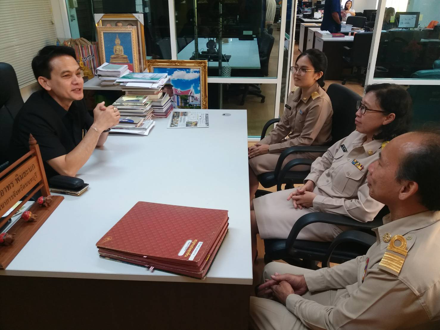 @สพจ.นนทบุรี>วันที่ 28 กันยายน 2561 นายอาทร พิมชะนก พัฒนาการจังหวัดนนทบุรี ตอนรับข้าราชการมารายงานตัว