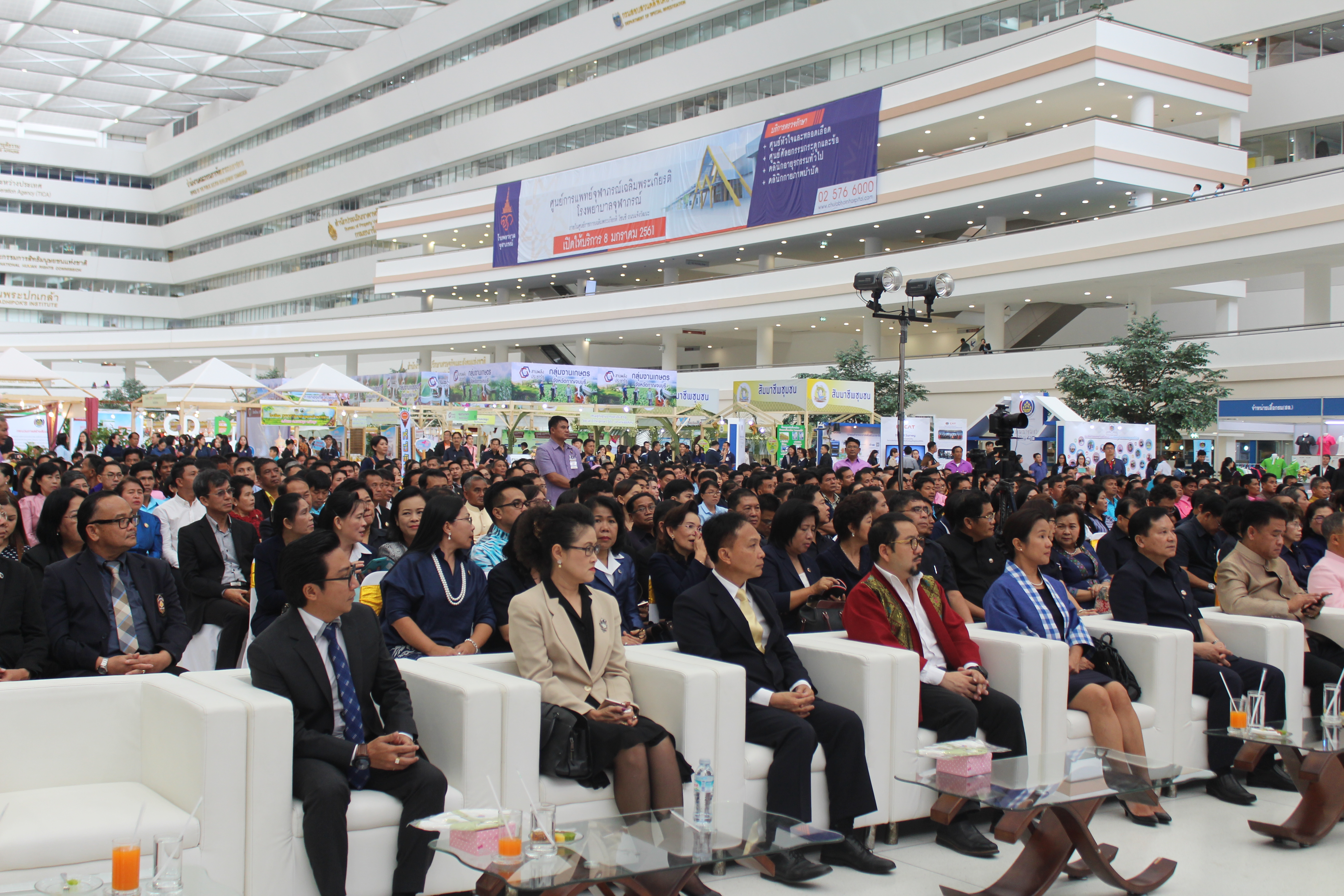 @สพจ.นนทบุรี>วันที่ 3 กันยายน 2561 นายอภิชาติ โตดิลกเวชช์ อธิบดีกรมการพัฒนาชุมชน กระทรวงมหาดไทย เป็นประธานเปิดงาน “มหกรรมสานพลังประชารัฐพัฒนาเศรษฐกิจฐานราก (CD Day 2018)” ครั้งที่ 9