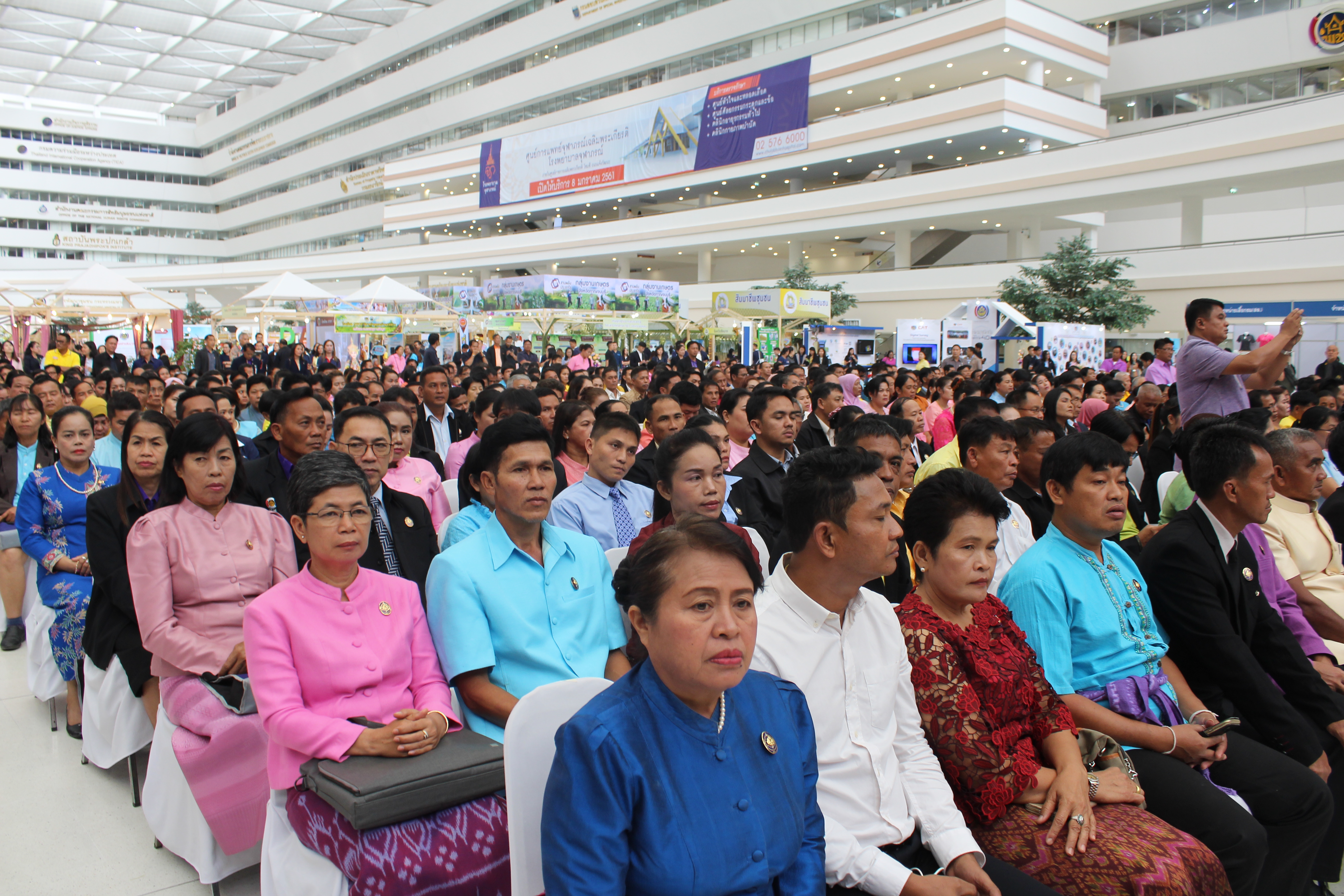 @สพจ.นนทบุรี>วันที่ 3 กันยายน 2561 นายอภิชาติ โตดิลกเวชช์ อธิบดีกรมการพัฒนาชุมชน กระทรวงมหาดไทย เป็นประธานเปิดงาน “มหกรรมสานพลังประชารัฐพัฒนาเศรษฐกิจฐานราก (CD Day 2018)” ครั้งที่ 9