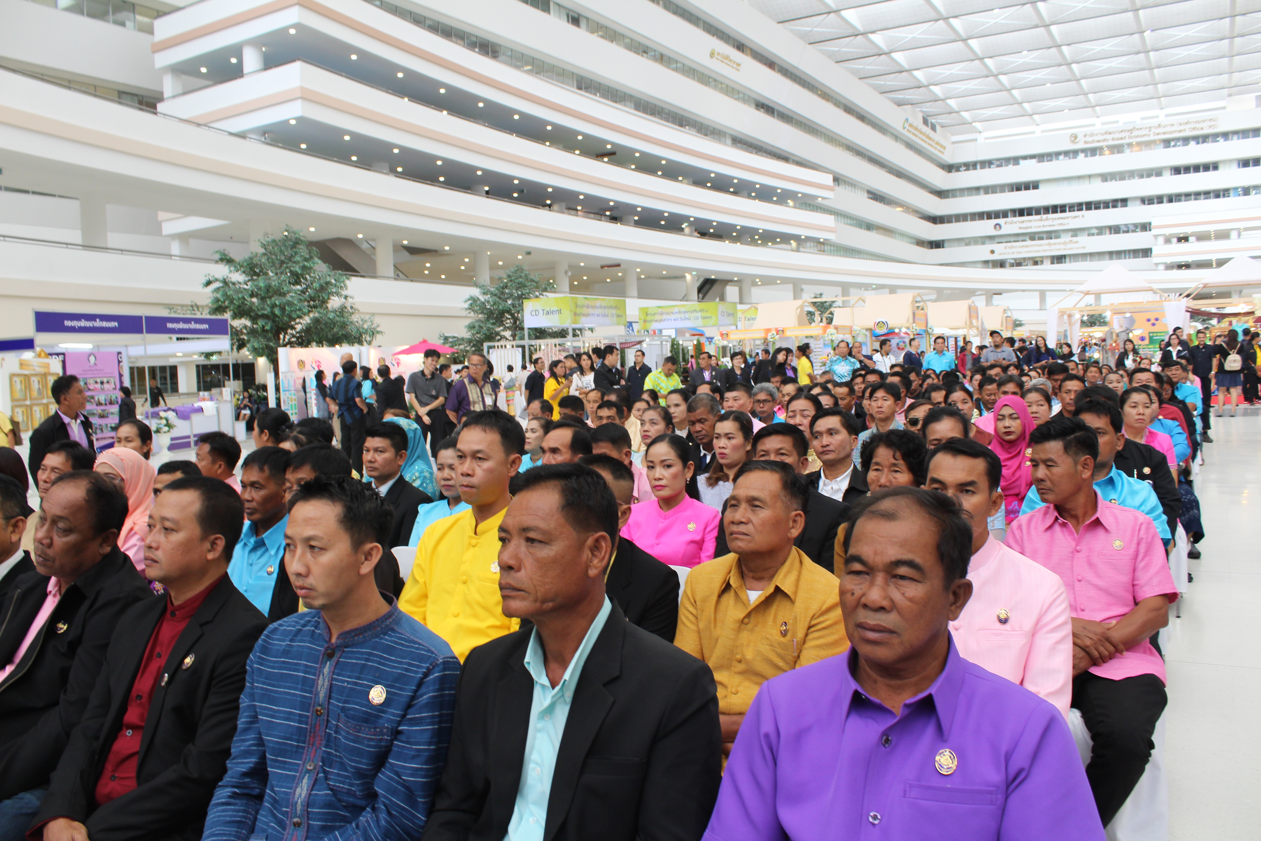 @สพจ.นนทบุรี>วันที่ 3 กันยายน 2561 นายอภิชาติ โตดิลกเวชช์ อธิบดีกรมการพัฒนาชุมชน กระทรวงมหาดไทย เป็นประธานเปิดงาน “มหกรรมสานพลังประชารัฐพัฒนาเศรษฐกิจฐานราก (CD Day 2018)” ครั้งที่ 9