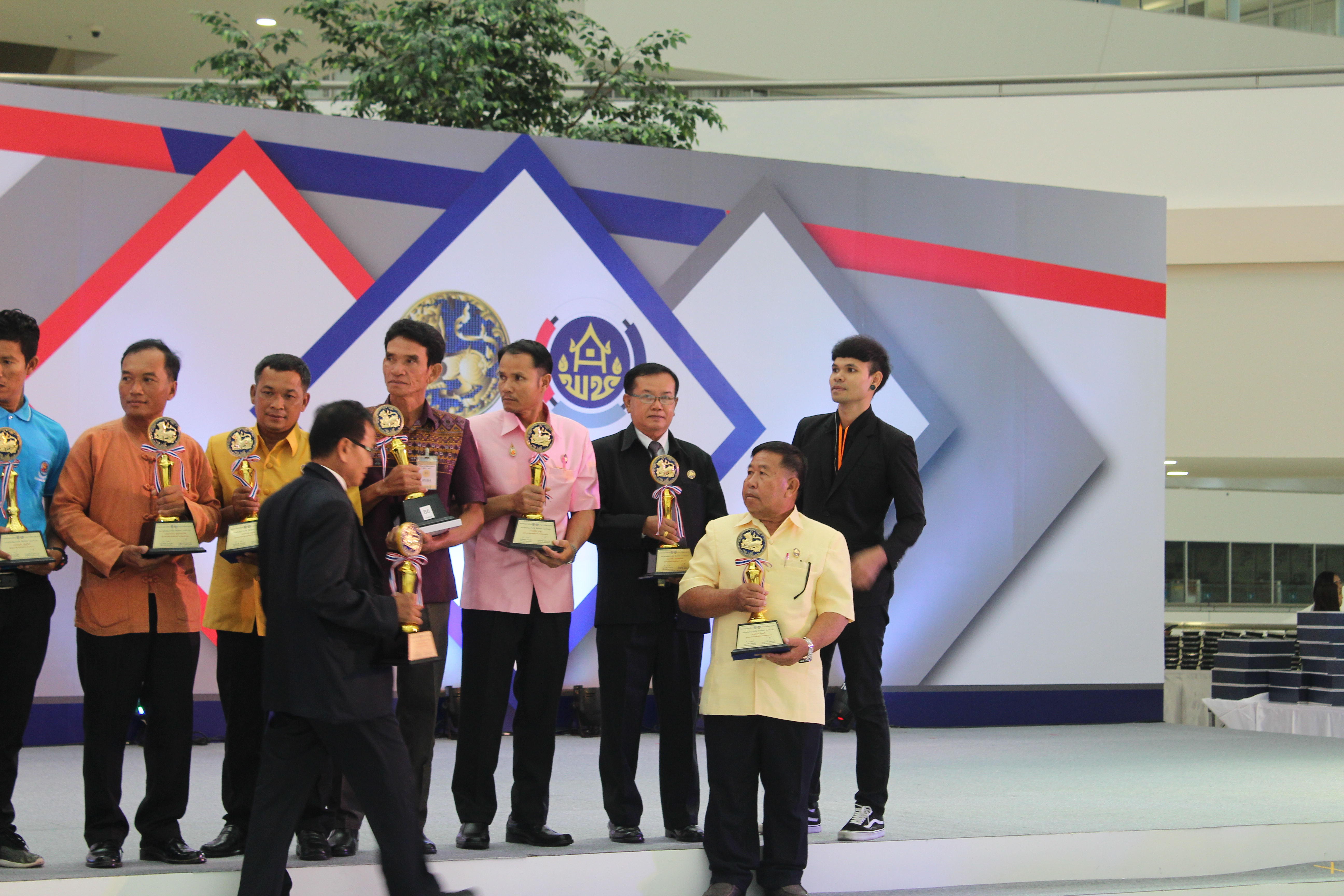 @สพจ.นนทบุรี>วันที่ 3 กันยายน 2561 นายอภิชาติ โตดิลกเวชช์ อธิบดีกรมการพัฒนาชุมชน กระทรวงมหาดไทย เป็นประธานเปิดงาน “มหกรรมสานพลังประชารัฐพัฒนาเศรษฐกิจฐานราก (CD Day 2018)” ครั้งที่ 9