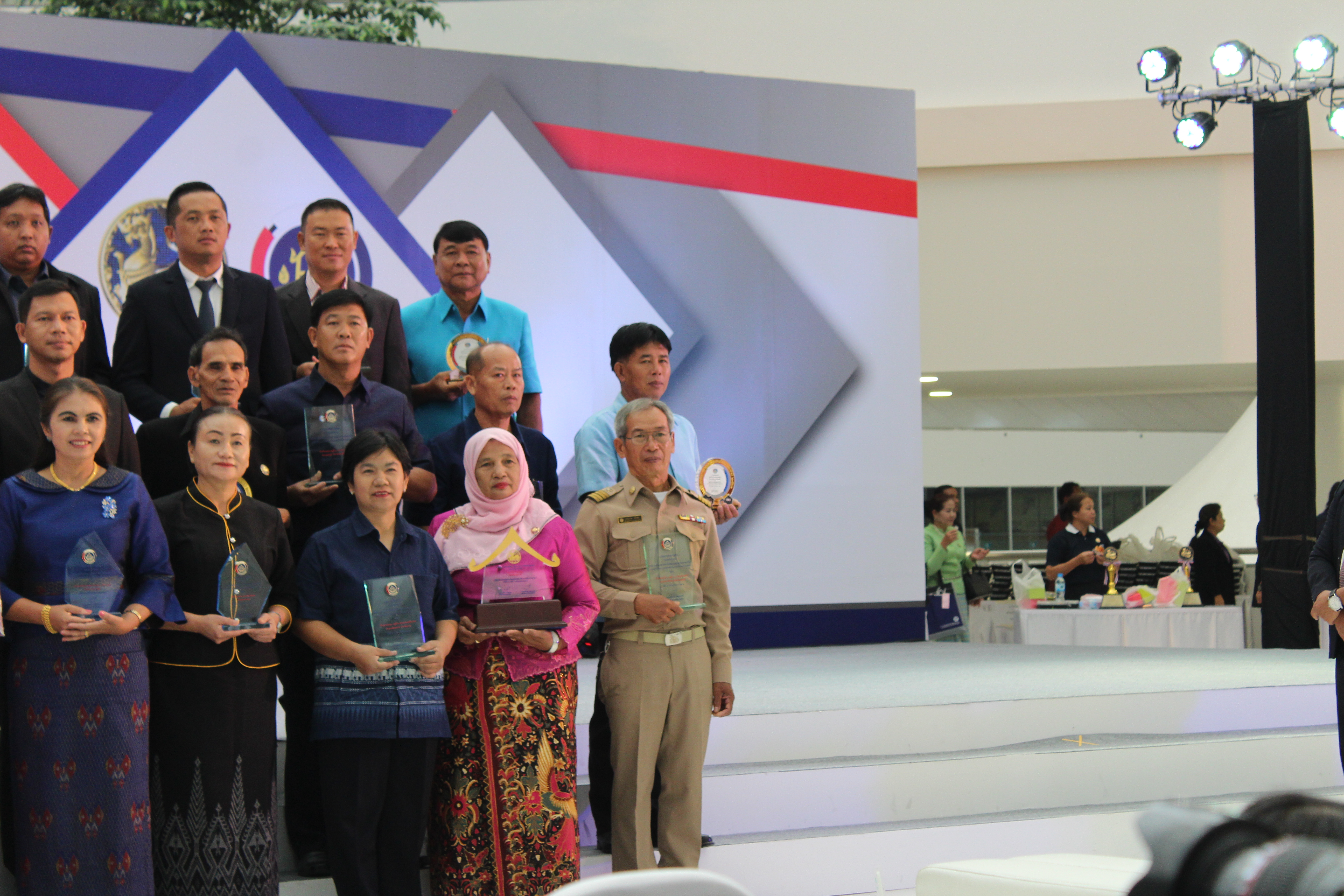 @สพจ.นนทบุรี>วันที่ 3 กันยายน 2561 นายอภิชาติ โตดิลกเวชช์ อธิบดีกรมการพัฒนาชุมชน กระทรวงมหาดไทย เป็นประธานเปิดงาน “มหกรรมสานพลังประชารัฐพัฒนาเศรษฐกิจฐานราก (CD Day 2018)” ครั้งที่ 9