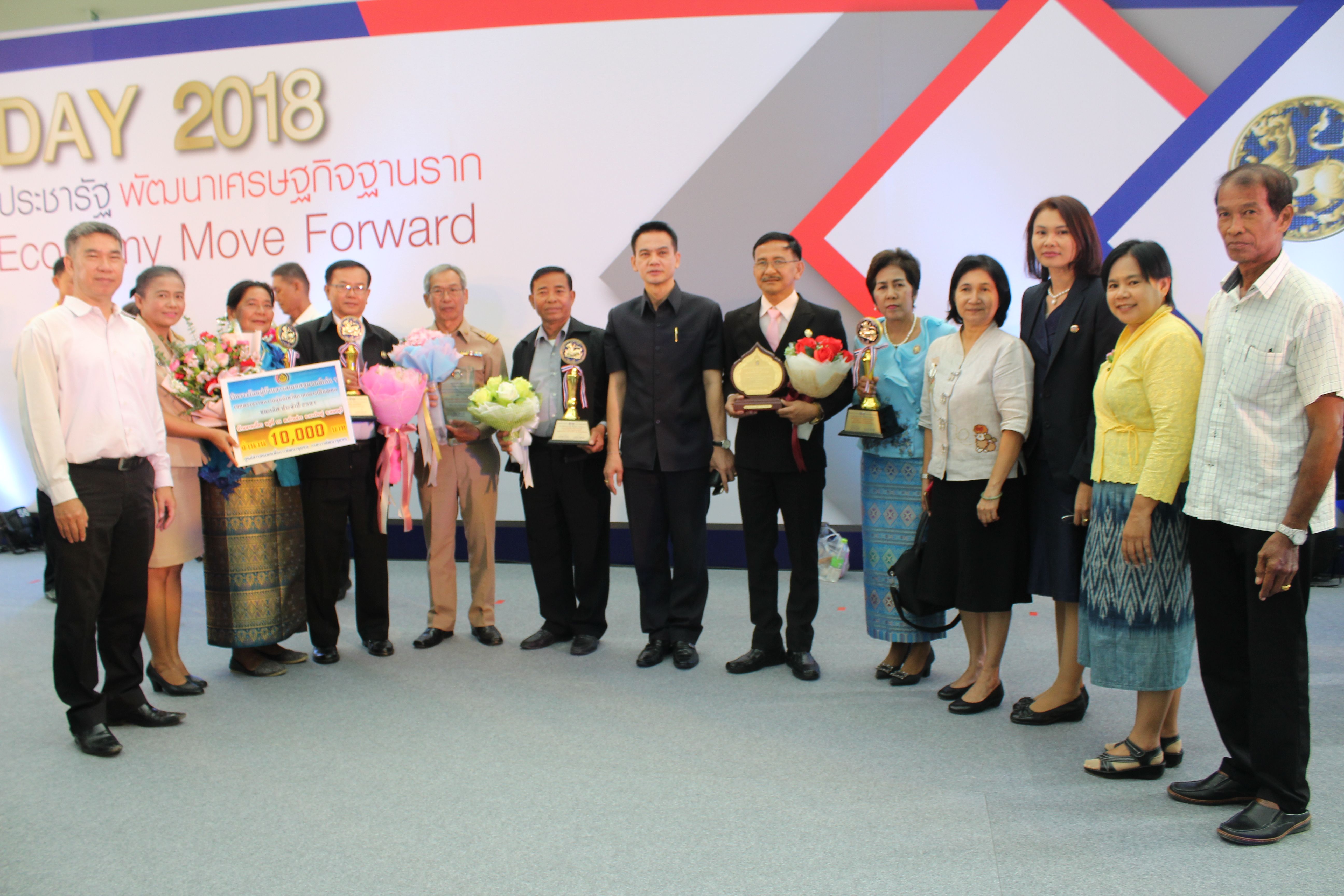 @สพจ.นนทบุรี>วันที่ 3 กันยายน 2561 นายอภิชาติ โตดิลกเวชช์ อธิบดีกรมการพัฒนาชุมชน กระทรวงมหาดไทย เป็นประธานเปิดงาน “มหกรรมสานพลังประชารัฐพัฒนาเศรษฐกิจฐานราก (CD Day 2018)” ครั้งที่ 9