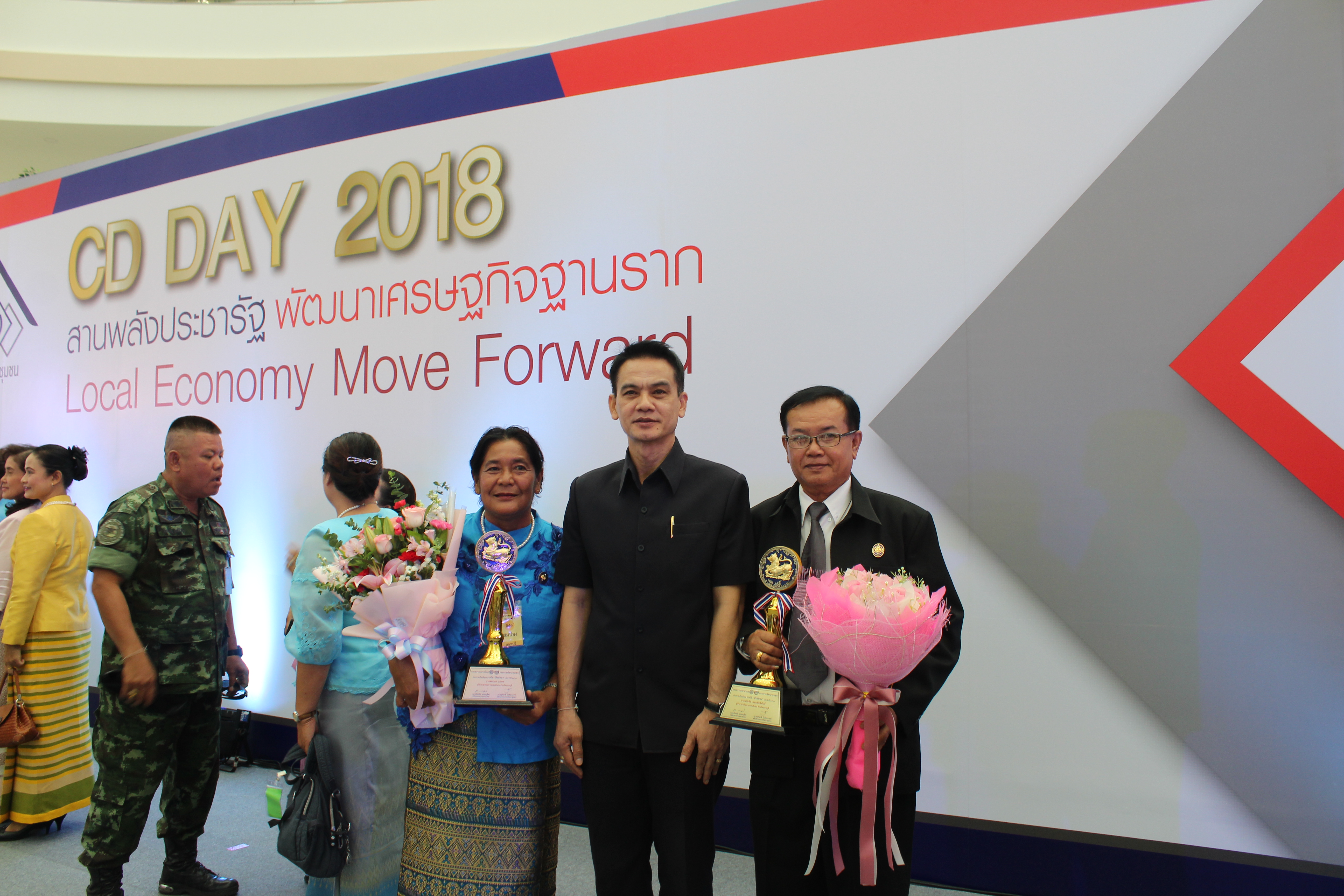 @สพจ.นนทบุรี>วันที่ 3 กันยายน 2561 นายอภิชาติ โตดิลกเวชช์ อธิบดีกรมการพัฒนาชุมชน กระทรวงมหาดไทย เป็นประธานเปิดงาน “มหกรรมสานพลังประชารัฐพัฒนาเศรษฐกิจฐานราก (CD Day 2018)” ครั้งที่ 9