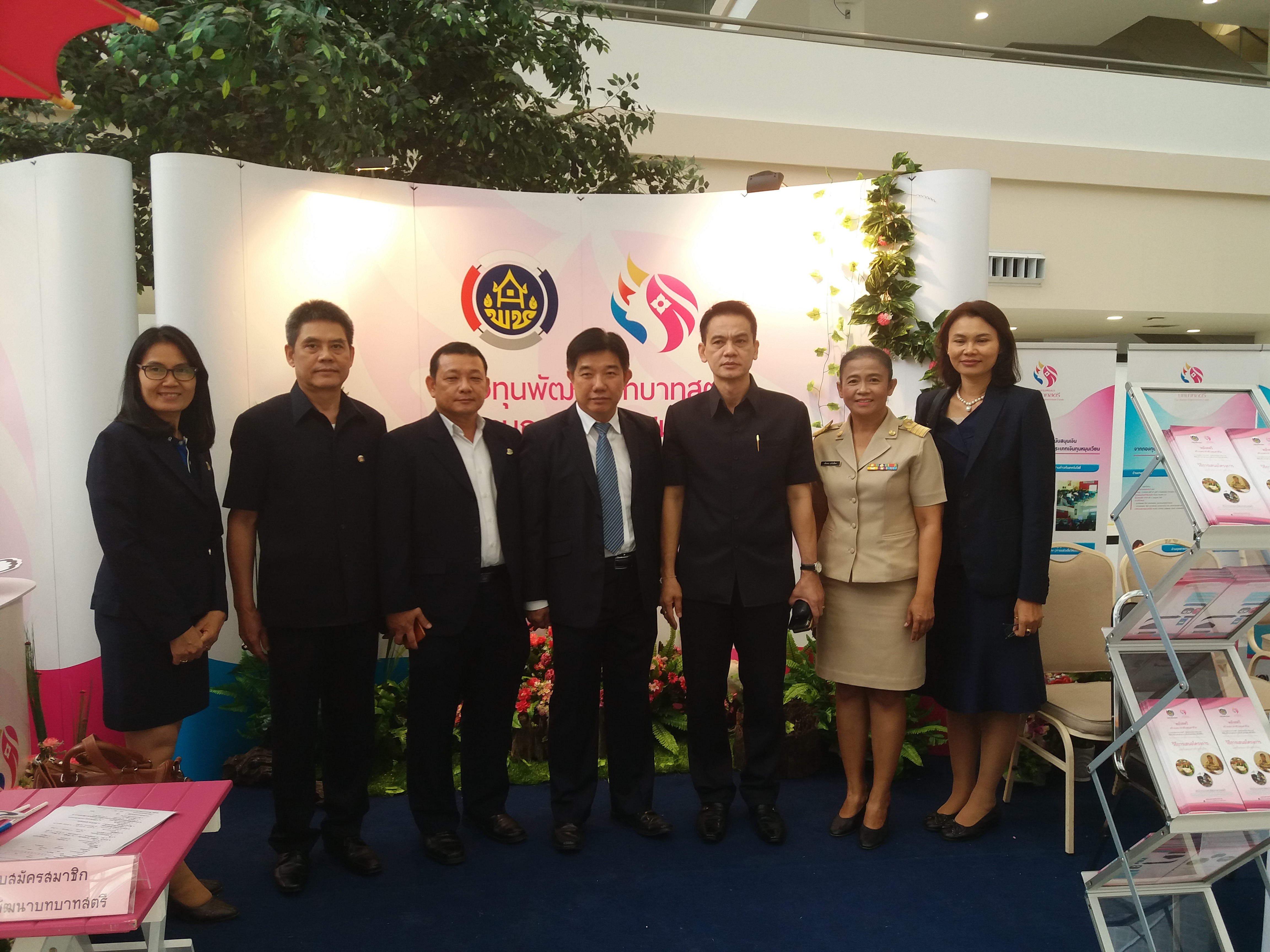 @สพจ.นนทบุรี>วันที่ 3 กันยายน 2561 นายอภิชาติ โตดิลกเวชช์ อธิบดีกรมการพัฒนาชุมชน กระทรวงมหาดไทย เป็นประธานเปิดงาน “มหกรรมสานพลังประชารัฐพัฒนาเศรษฐกิจฐานราก (CD Day 2018)” ครั้งที่ 9