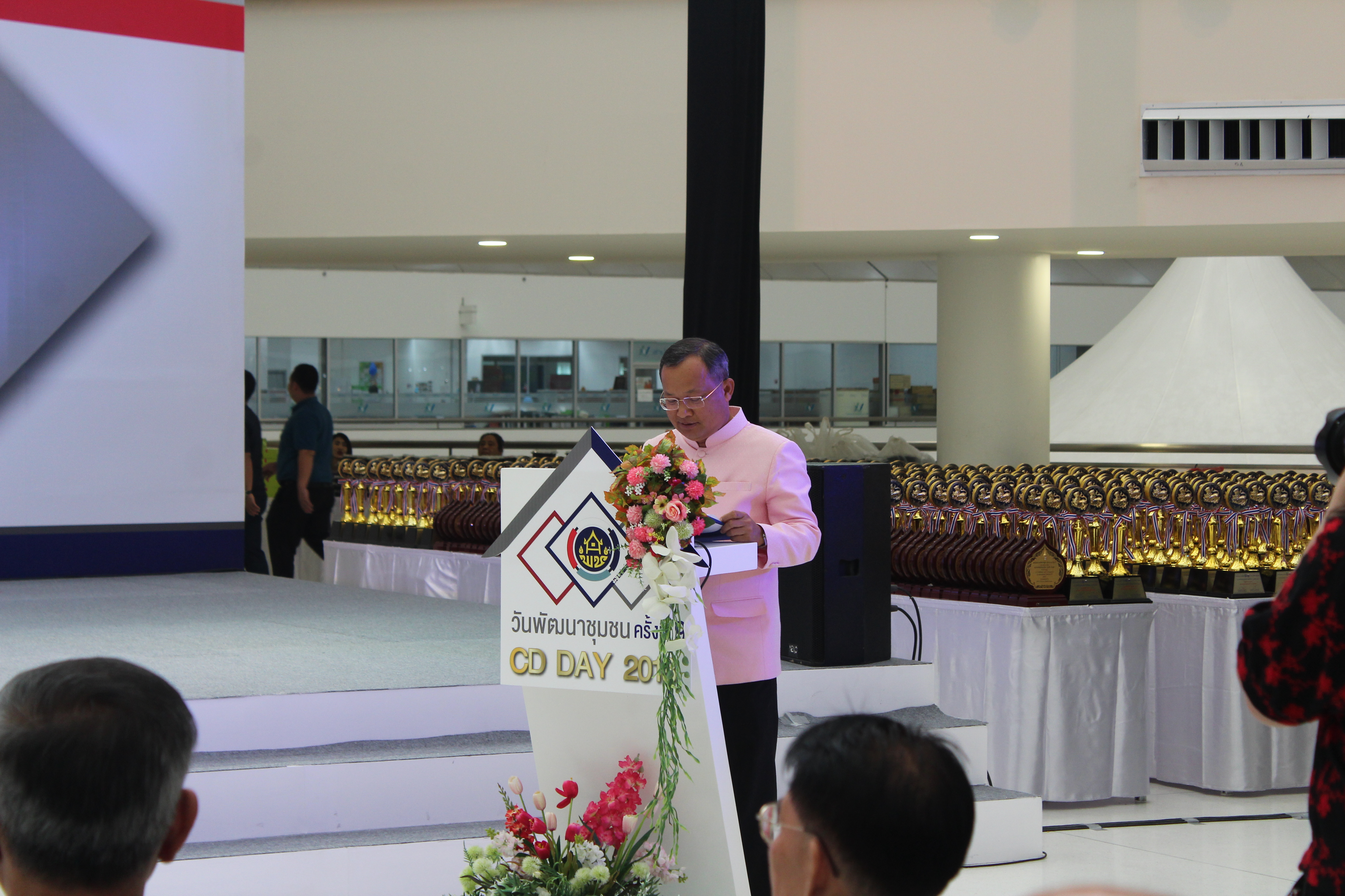 @สพจ.นนทบุรี>วันที่ 3 กันยายน 2561 นายอภิชาติ โตดิลกเวชช์ อธิบดีกรมการพัฒนาชุมชน กระทรวงมหาดไทย เป็นประธานเปิดงาน “มหกรรมสานพลังประชารัฐพัฒนาเศรษฐกิจฐานราก (CD Day 2018)” ครั้งที่ 9