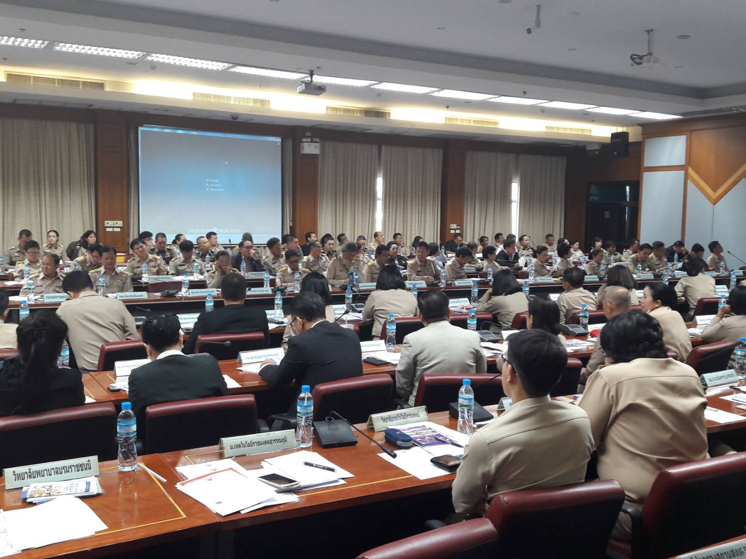 @สพจ.นนทบุรี>วันที่ 26 กันยายน 2561 นายภานุ  แย้มศรี  ผู้ว่าราชการจังหวัดนนทบุรี  เป็นประธานการประชุมคณะกรมการจังหวัด หัวหน้าส่วนราชการ หัวหน้าหน่วยงาน ฯลฯ จังหวัดนนทบุรี ครั้งที่ 9/2561