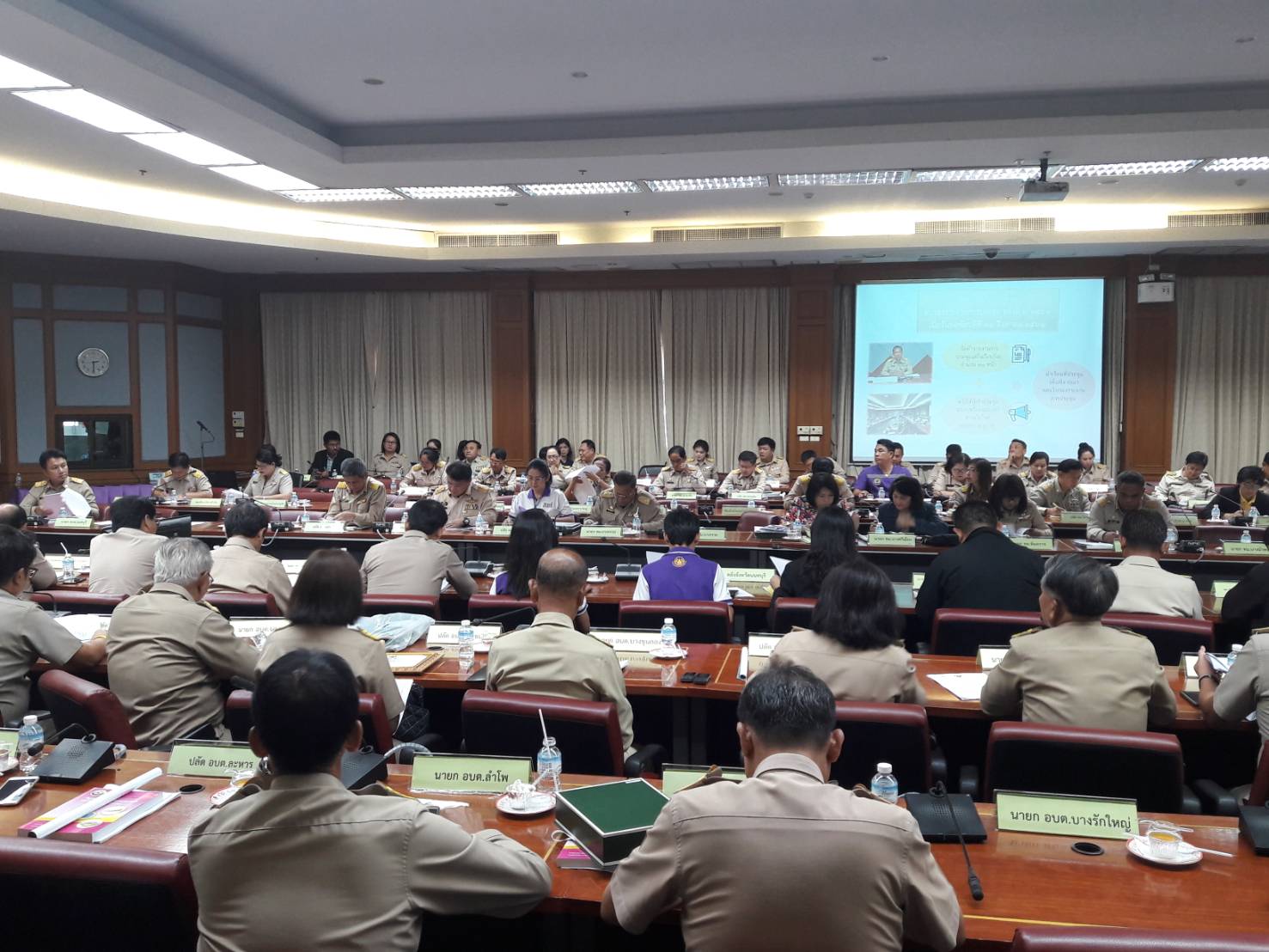 @สพจ.นนทบุรี>วันที่ 26 กันยายน 2561 นายภานุ  แย้มศรี  ผู้ว่าราชการจังหวัดนนทบุรี  เป็นประธานการประชุมคณะกรมการจังหวัด หัวหน้าส่วนราชการ หัวหน้าหน่วยงาน ฯลฯ จังหวัดนนทบุรี ครั้งที่ 9/2561