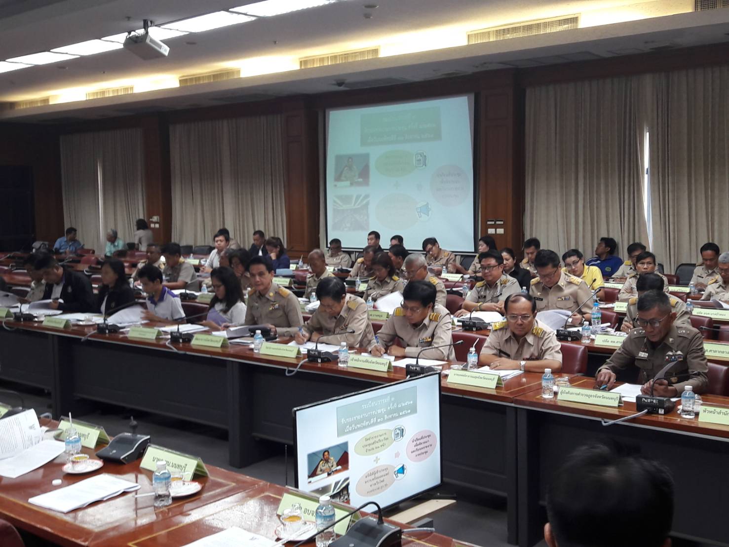 @สพจ.นนทบุรี>วันที่ 26 กันยายน 2561 นายภานุ  แย้มศรี  ผู้ว่าราชการจังหวัดนนทบุรี  เป็นประธานการประชุมคณะกรมการจังหวัด หัวหน้าส่วนราชการ หัวหน้าหน่วยงาน ฯลฯ จังหวัดนนทบุรี ครั้งที่ 9/2561