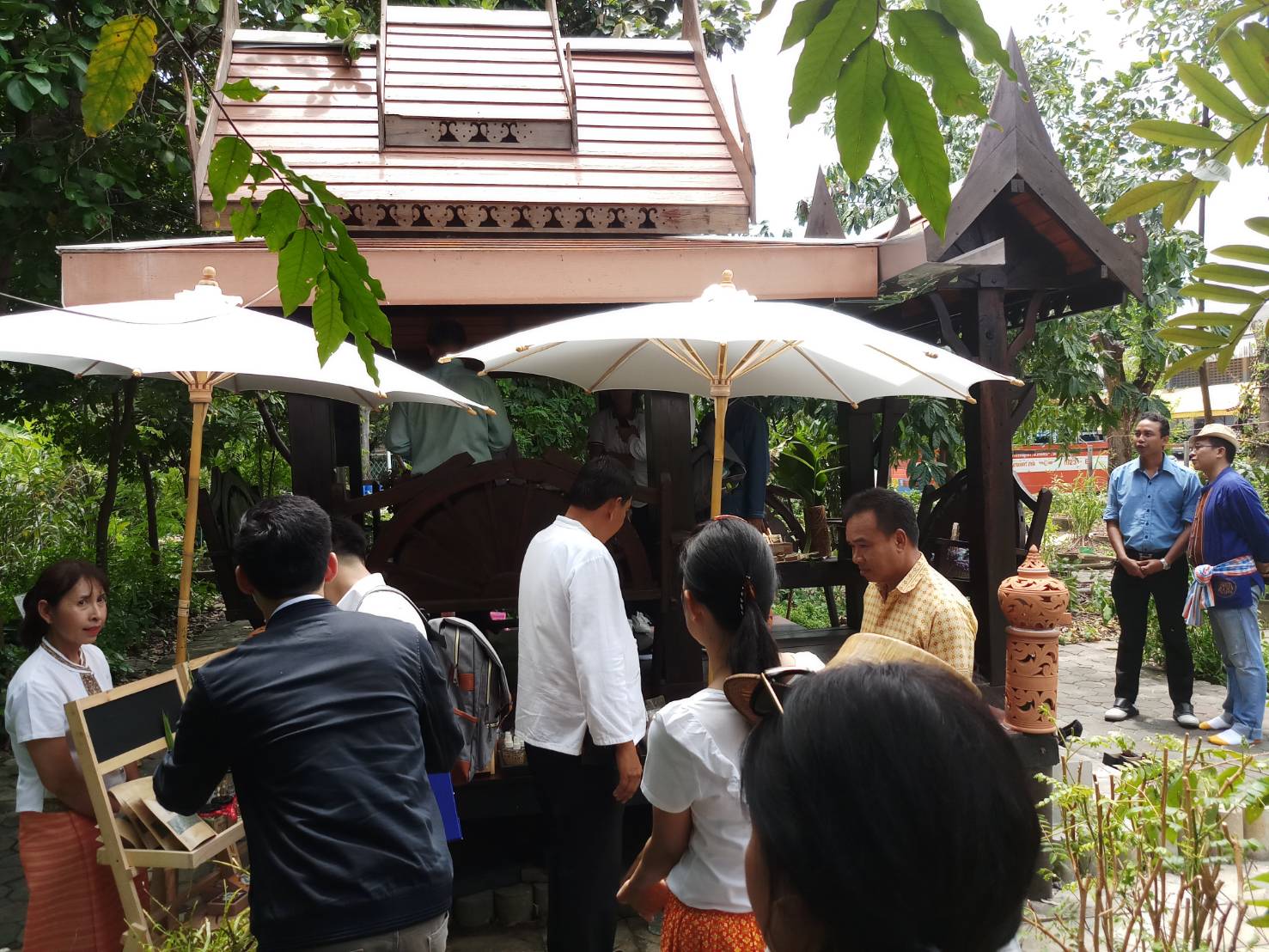 @สพจ.นนทบุรี>วันที่ 5 กันยายน 2561 นายไพบูลย์  บูรณะสันติ ผู้ตรวจราชการกรมการพัฒนาชุมชน ประธานคณะทำงานฯ ประธานกรรมการ การประกวดชุมชนท่องเที่ยว OTOP นวัตวิถีต้นแบบพร้อมทีมงาน ลงพื้นที่คัดเลือกชุมชนท่องเที่ยว OTOPนวัตวิถีต้นแบบ