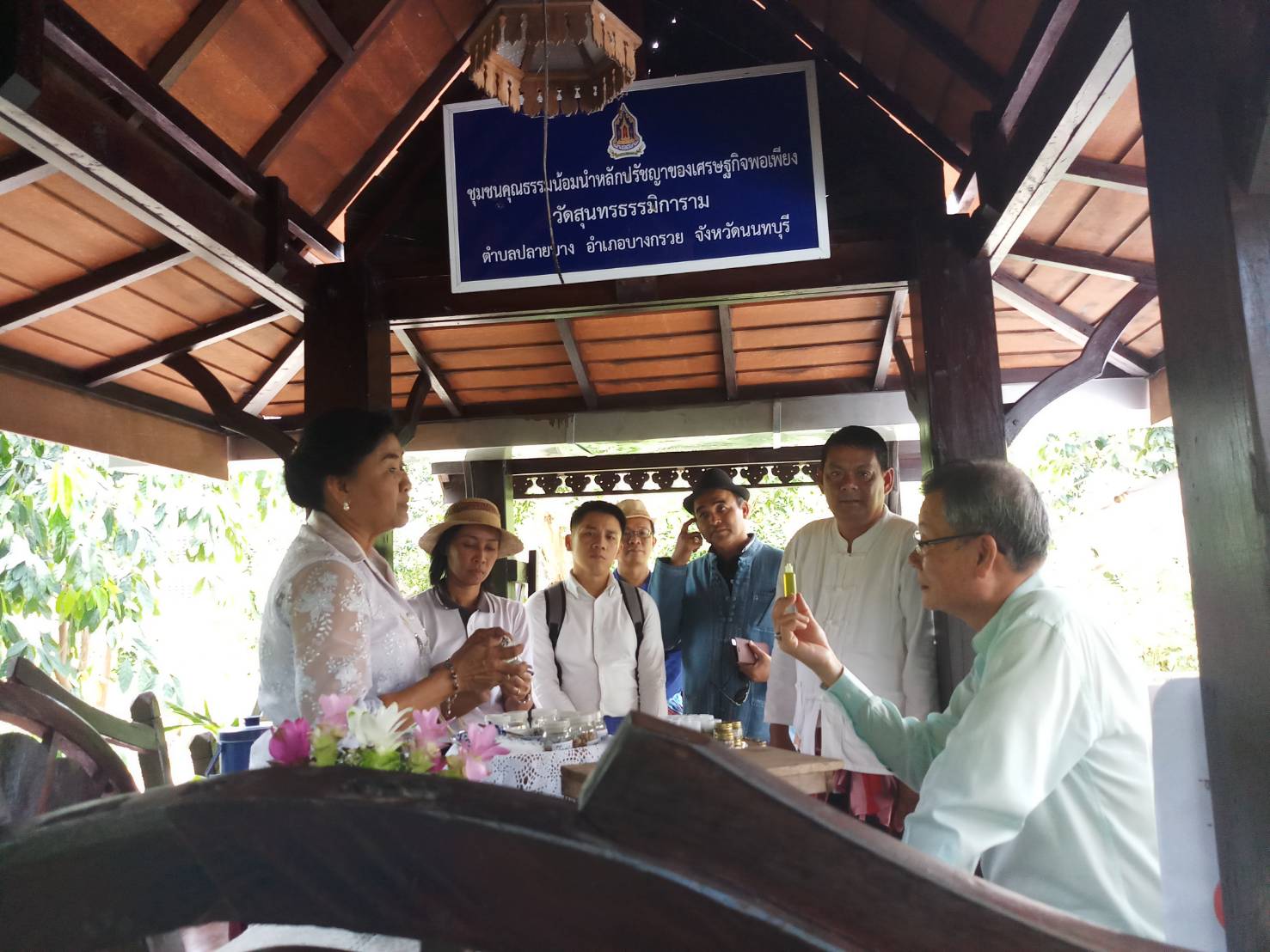 @สพจ.นนทบุรี>วันที่ 5 กันยายน 2561 นายไพบูลย์  บูรณะสันติ ผู้ตรวจราชการกรมการพัฒนาชุมชน ประธานคณะทำงานฯ ประธานกรรมการ การประกวดชุมชนท่องเที่ยว OTOP นวัตวิถีต้นแบบพร้อมทีมงาน ลงพื้นที่คัดเลือกชุมชนท่องเที่ยว OTOPนวัตวิถีต้นแบบ