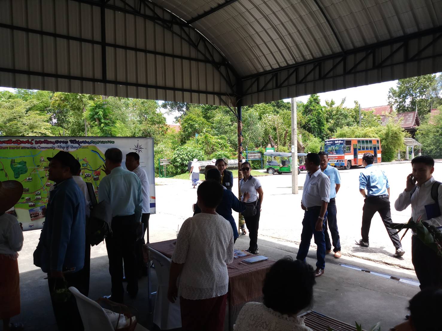 @สพจ.นนทบุรี>วันที่ 5 กันยายน 2561 นายไพบูลย์  บูรณะสันติ ผู้ตรวจราชการกรมการพัฒนาชุมชน ประธานคณะทำงานฯ ประธานกรรมการ การประกวดชุมชนท่องเที่ยว OTOP นวัตวิถีต้นแบบพร้อมทีมงาน ลงพื้นที่คัดเลือกชุมชนท่องเที่ยว OTOPนวัตวิถีต้นแบบ