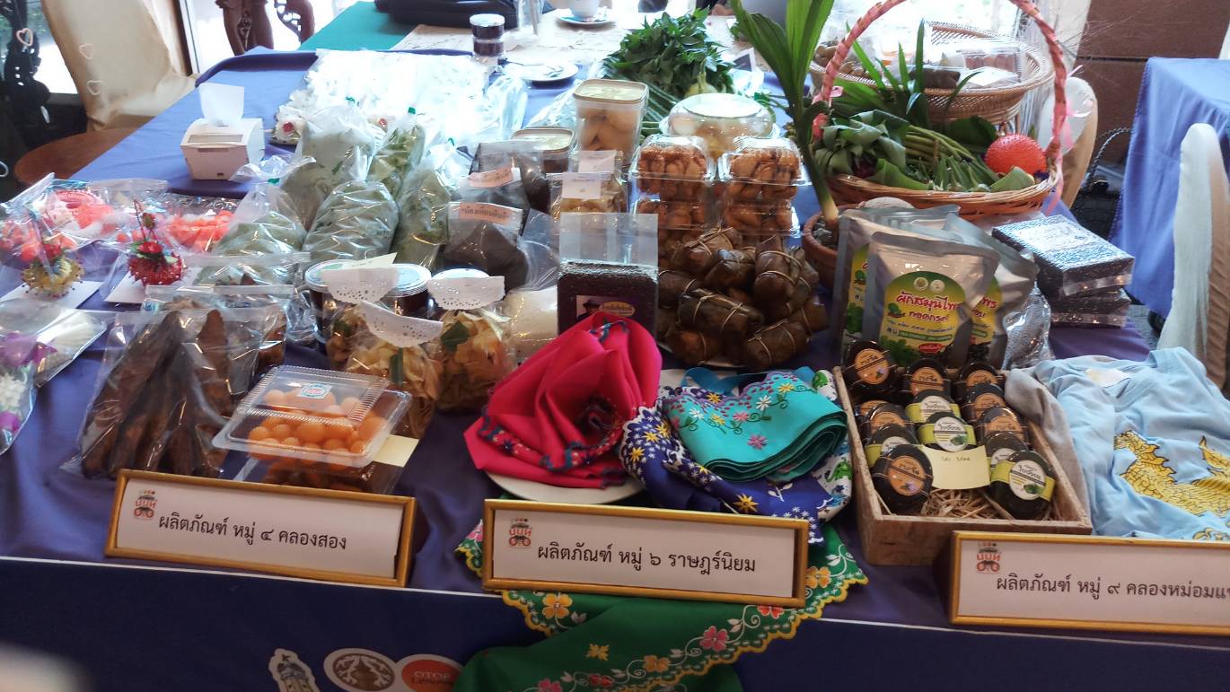 @สพจ.นนทบุรี>วันที่ 12 ตุลาคม 2561 นายอาทร พิมชะนก พัฒนาการจังหวัดนนทบุรี เป็นประธานในพิธี เปิดงานและบรรยายพิเศษ โครงการชุมชนท่องเที่ยว OTOP นวัตวิถี (กิจกรรมย่อยที่ 2.1)