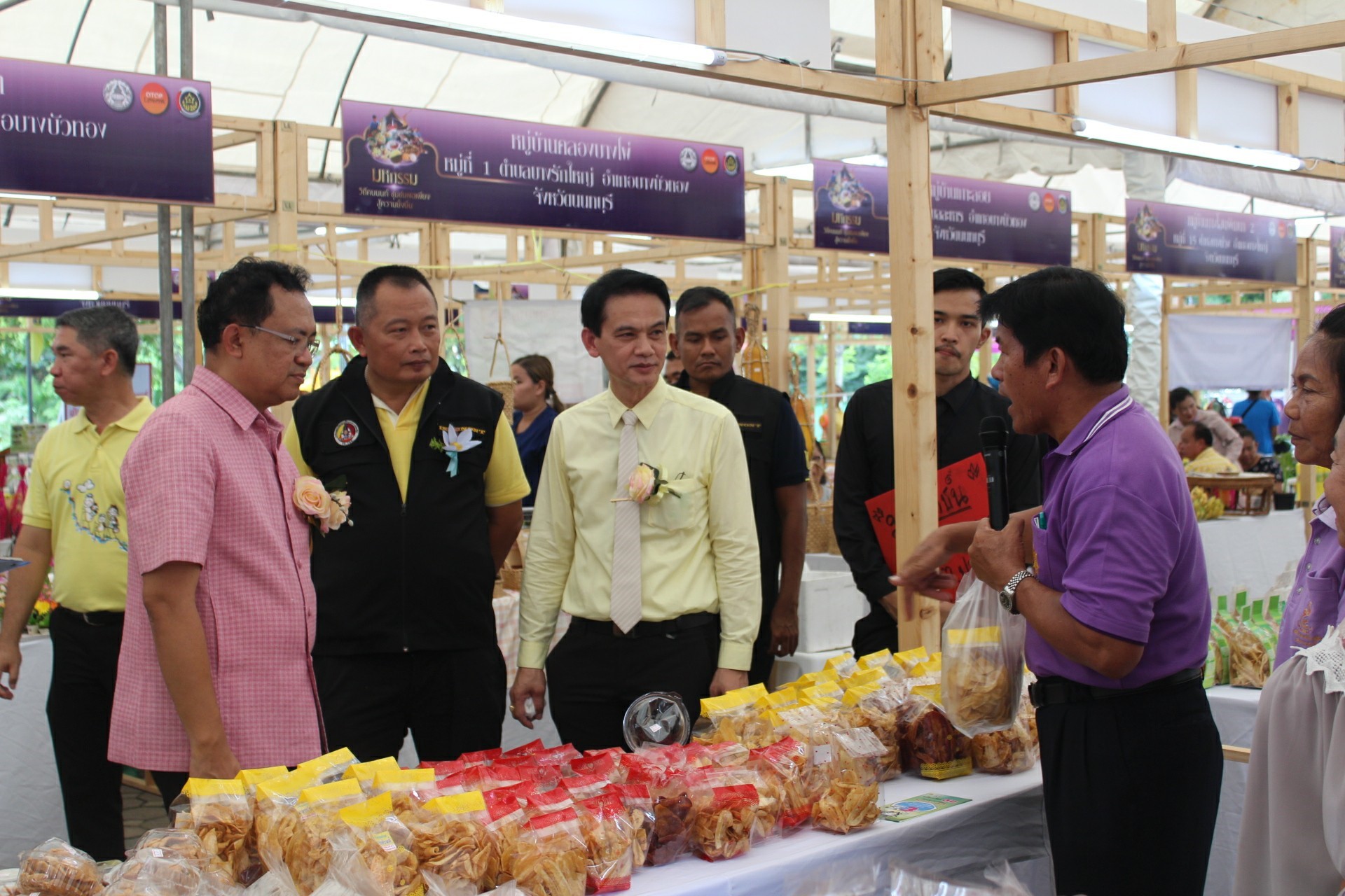 @สพจ.นนทบุรี>วันที่ 16 ตุลาคม 2561 นายชลธี ยังตรง รองผู้ว่าราชการจังหวัดนนทบุรี เป็นประธานในพิธีเปิดงานมหกรรม “วิถีคนนนท์ ชุมชนพอเพียง สู่ความยั่งยืน”