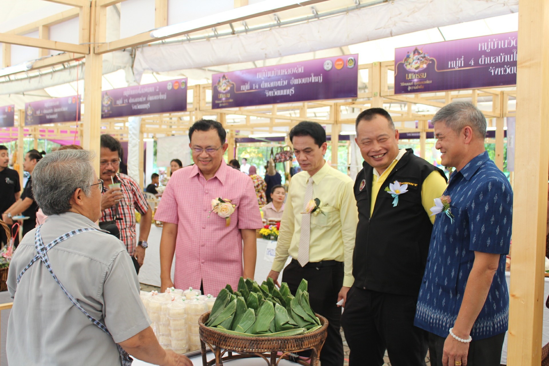 @สพจ.นนทบุรี>วันที่ 16 ตุลาคม 2561 นายชลธี ยังตรง รองผู้ว่าราชการจังหวัดนนทบุรี เป็นประธานในพิธีเปิดงานมหกรรม “วิถีคนนนท์ ชุมชนพอเพียง สู่ความยั่งยืน”